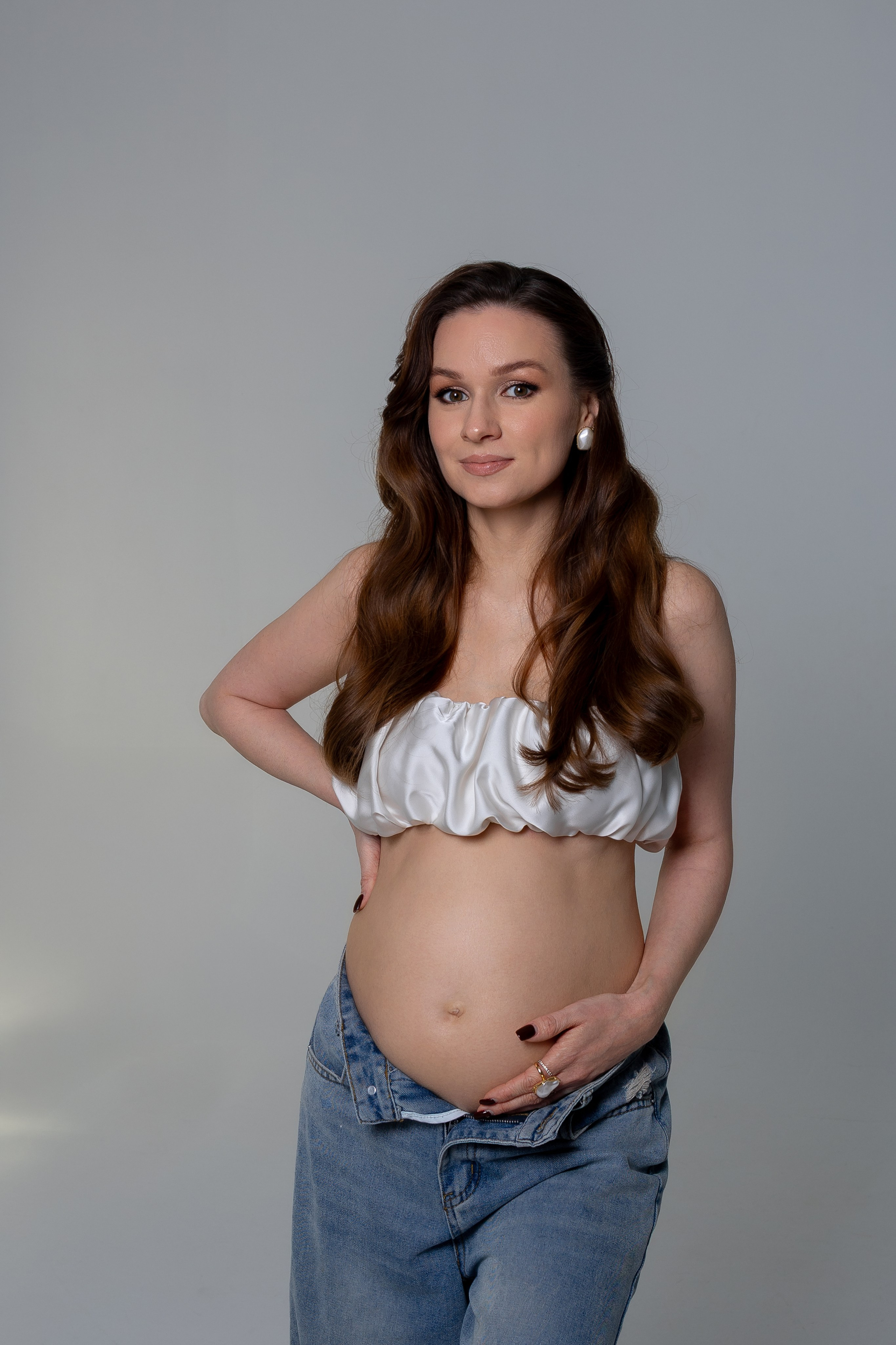 Вероника, классическая портретная фотосессия беременности в студии. Семейный фотограф в Москве Марина Петра