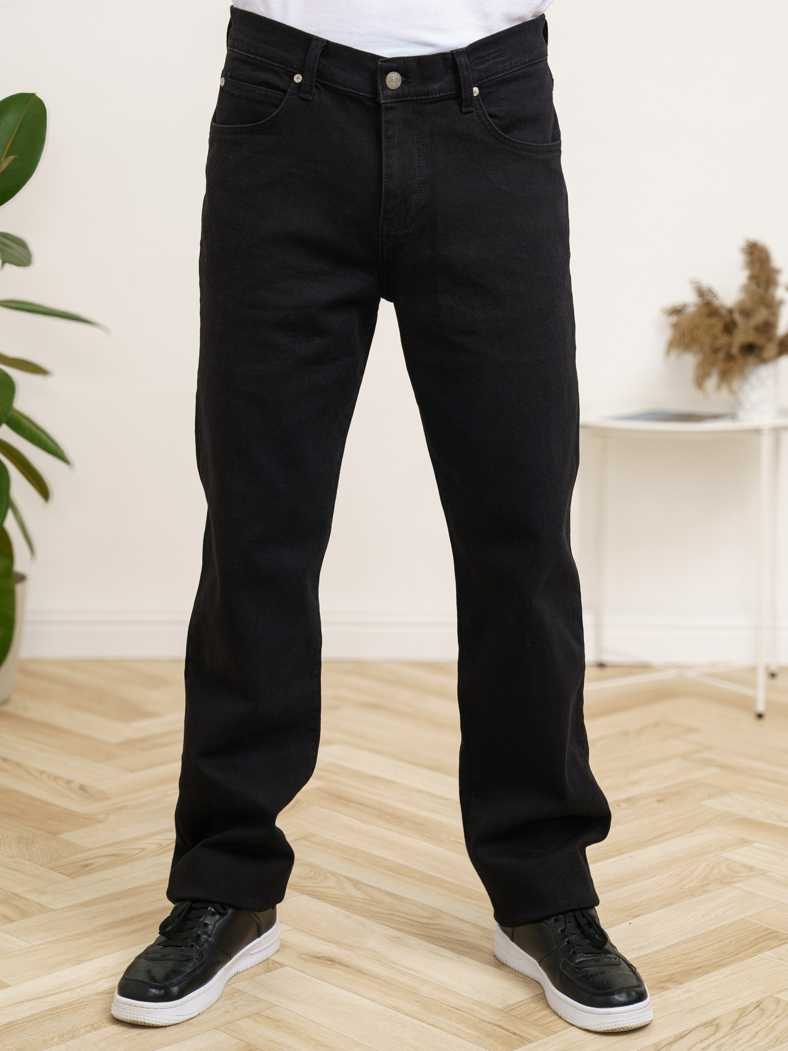 Джинсы, модель Алексей. KED Production — продакшн из СПб. Создаём фото, видео и контент, который помогает брендам и селлерам продавать больше