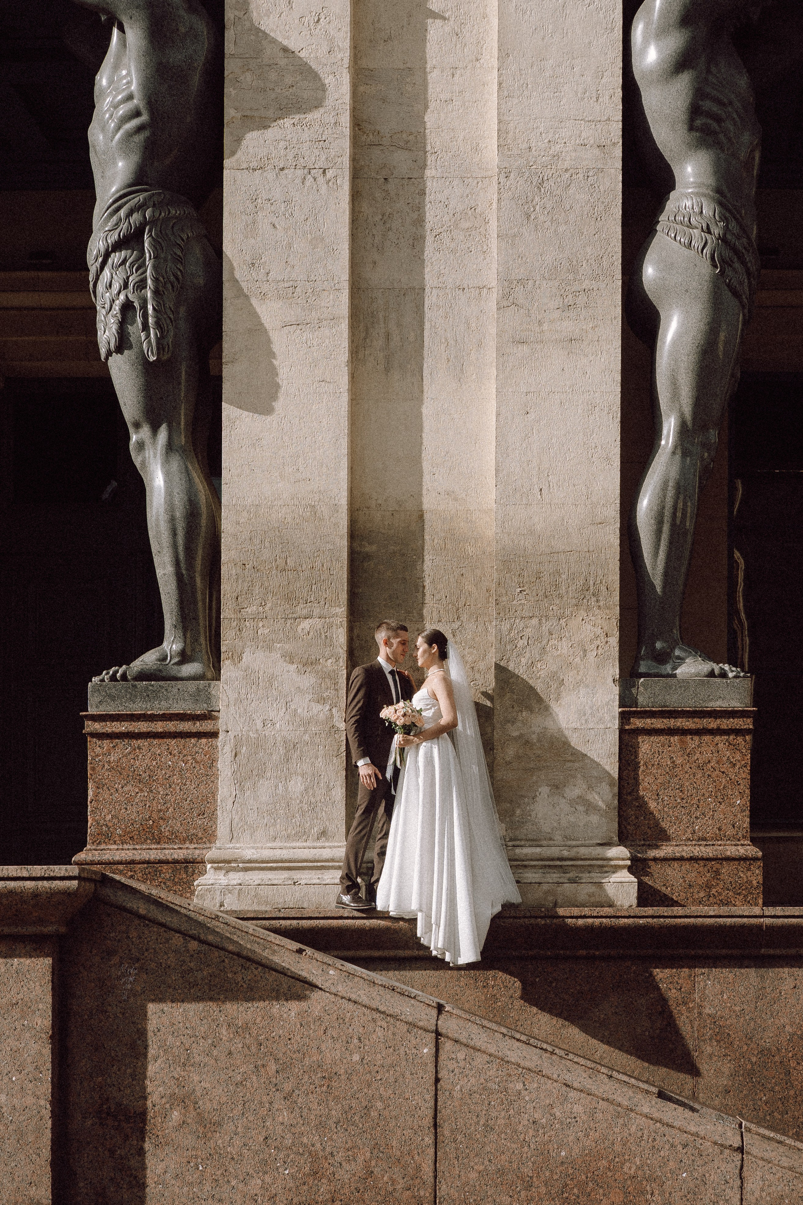 СВАДЕБНАЯ ПРОГУЛКА В САНТК-ПЕТЕРБУРГЕ (ИСАКИЕВСКИЙ СОБОР, ЗИМНЯЯ КАНАВКА, ЭРМИТАЖ И БОЛЬШАЯ МОРСКАЯ УЛИЦА). Профессиональный фотограф, Санкт-Петербург — Виктория Богомолова