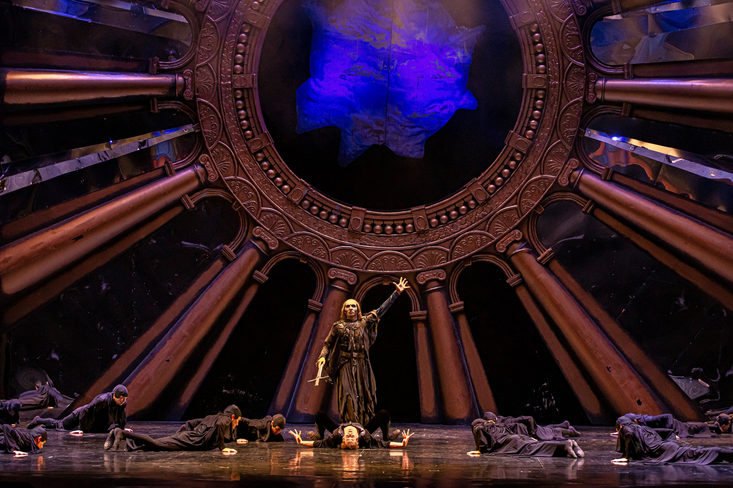 Русский Гамлет спектакль премьера Марийского театра оперы и балета в Зимнем театре г. Сочи. Фотограф в Сочи Юрий Шептаев