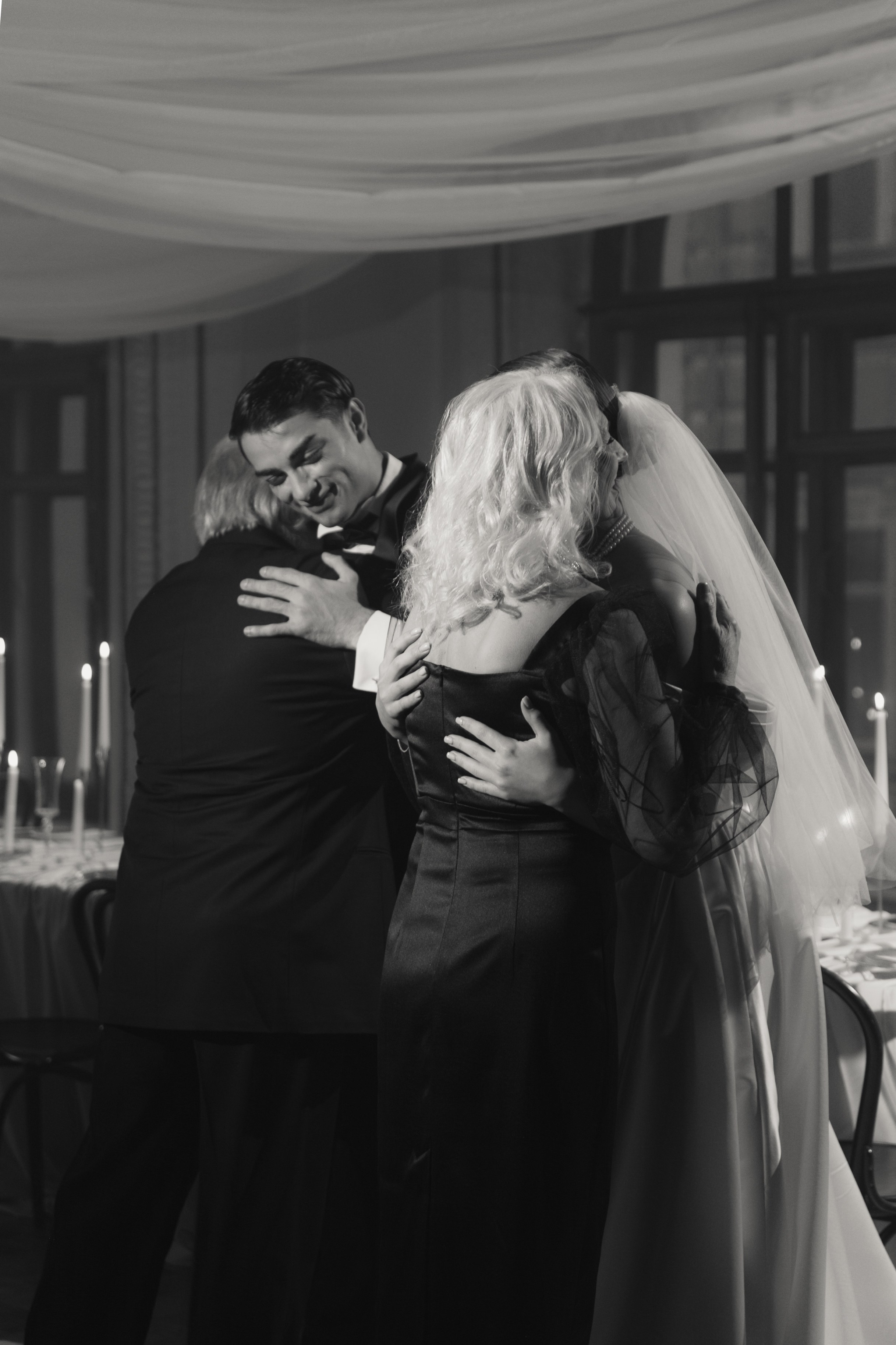 Камерный свадебный ужин при свечах в старинном особняке в фотостудии 21. Kult. Ярослава Ерина — свадебный фотограф в Москве