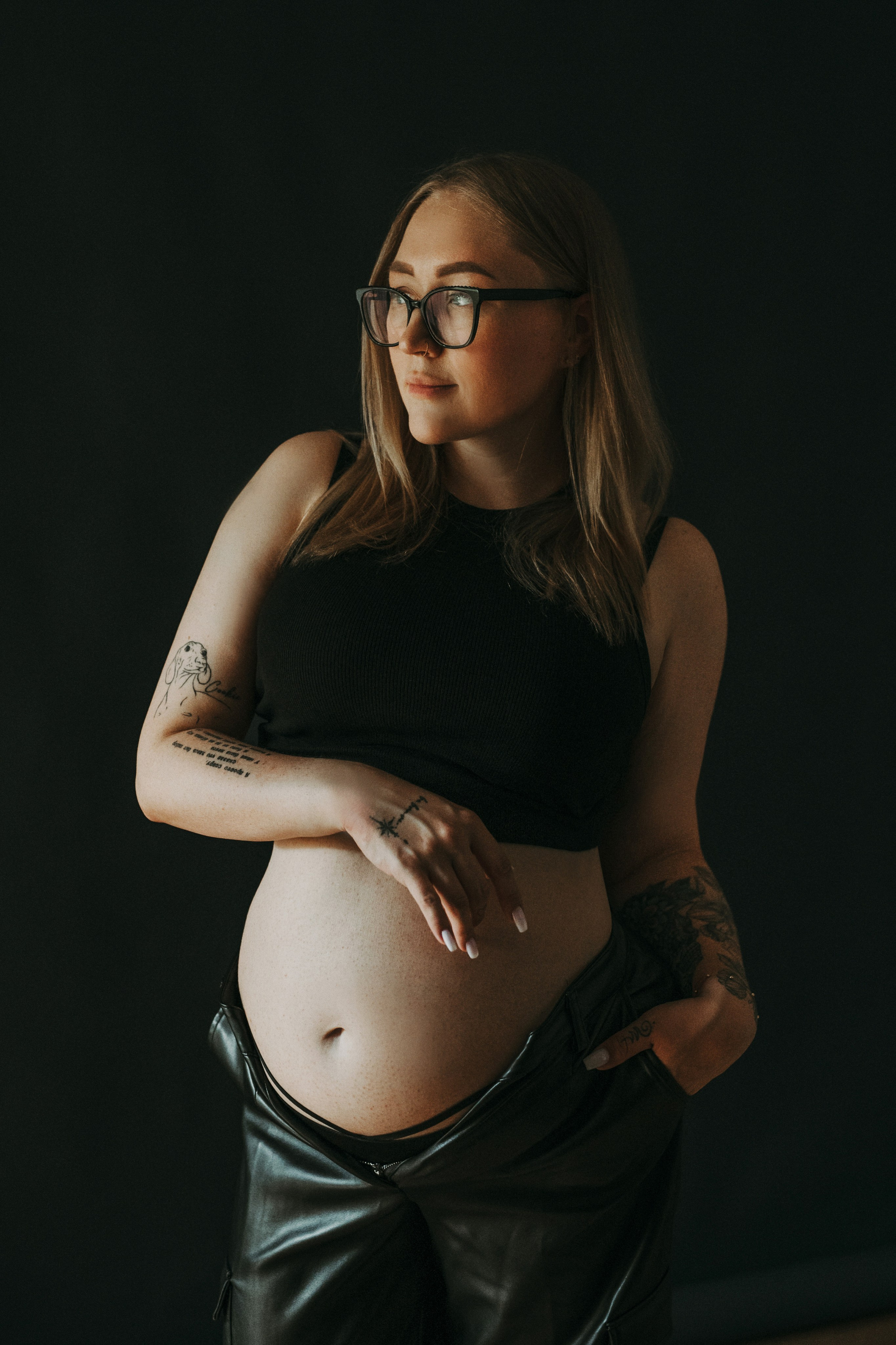 На черном фоне. Семейный и контент фотограф