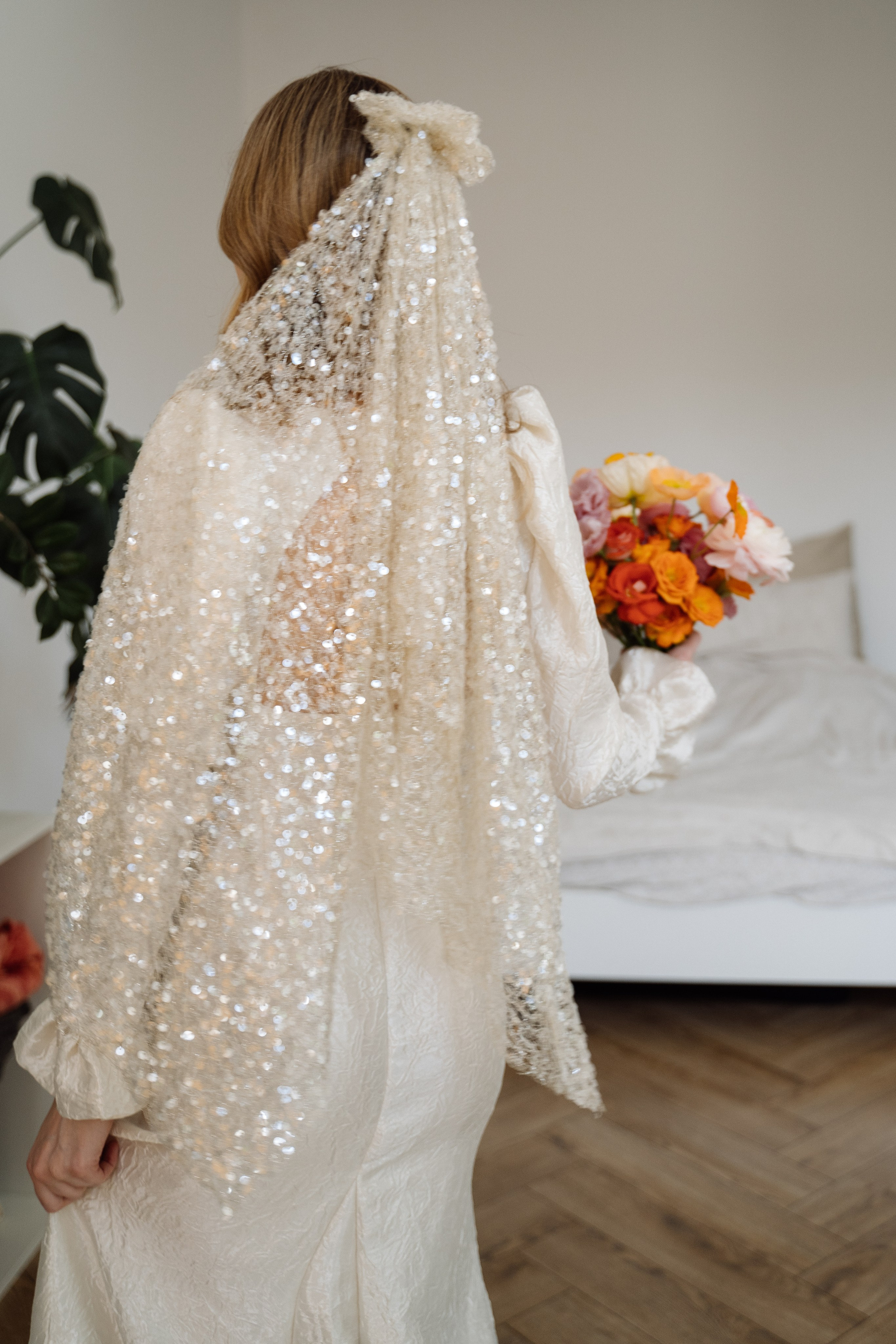 Камерная свадьба на фонтанке в сезонах. Свадебный фотограф организатор в Санкт-Петербурге Ассоль Опарина