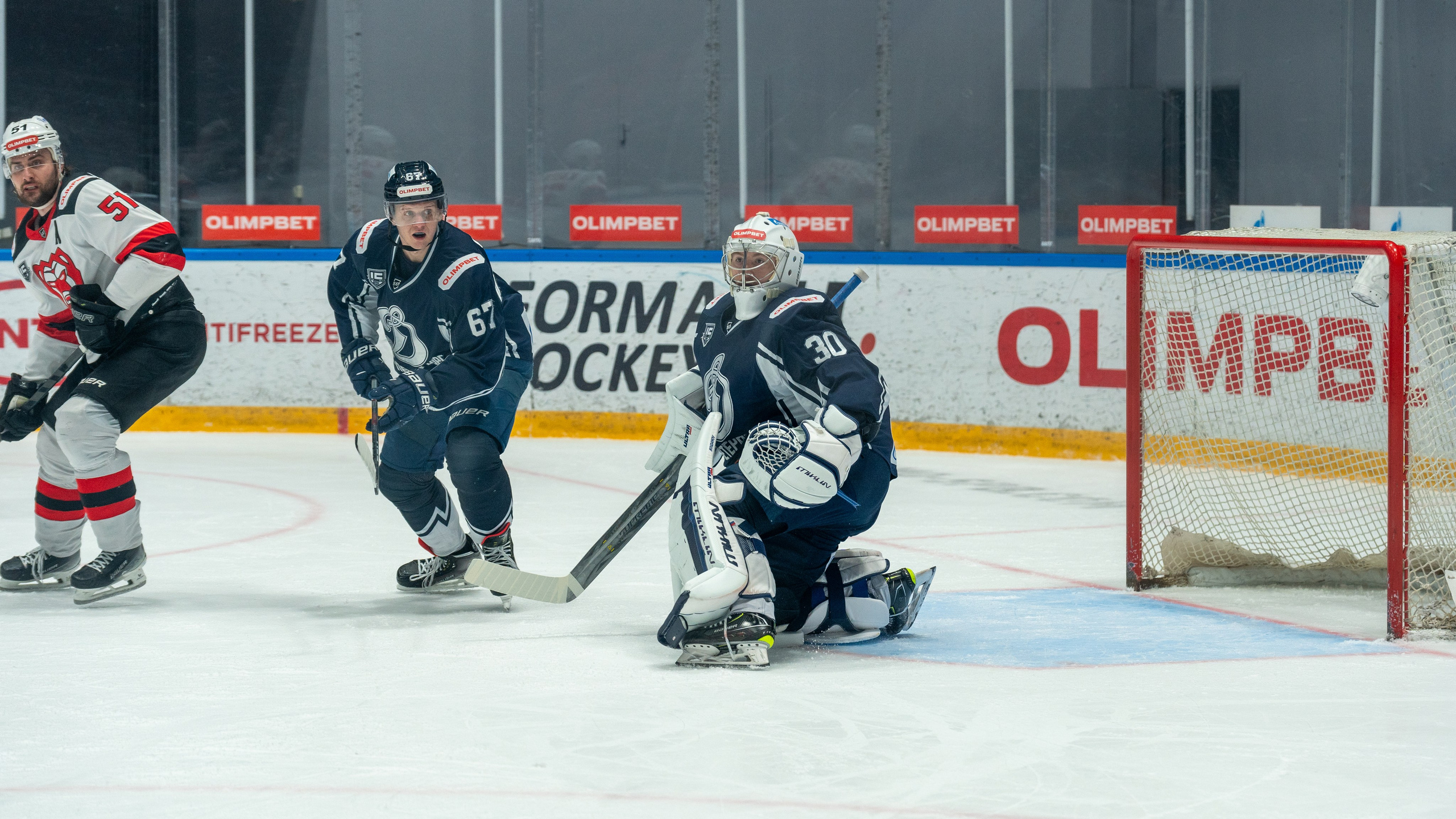 Вратарь «Динамо» готов к отражению атаки «Молота». Репортажная спортивная фотосъёмка, напряжение момента, Санкт-Петербург.