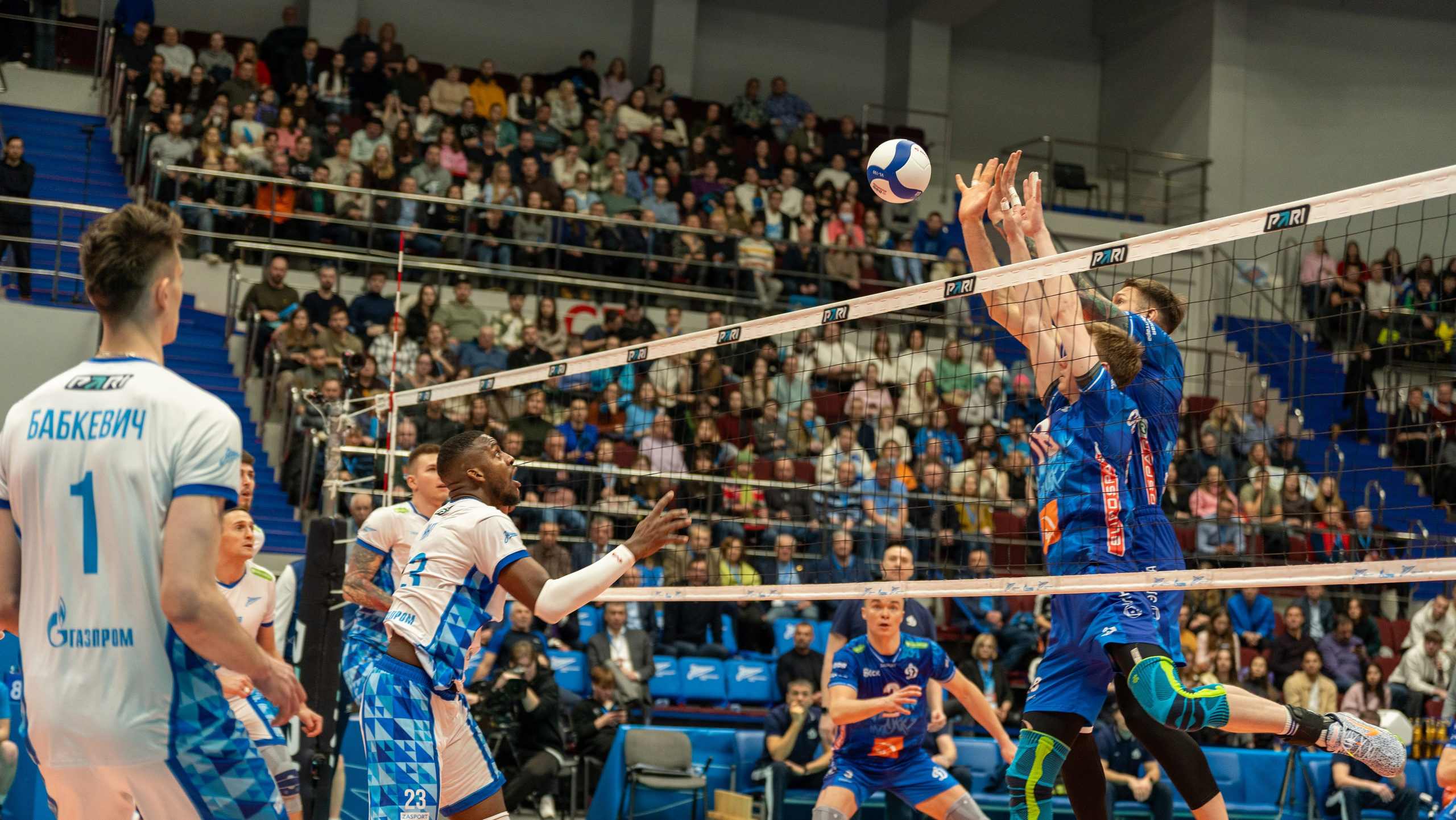 Эмоции и борьба у сетки в матче «Зенит» СПб — «Динамо» Москва: репортажная спортивная фотосъёмка из Санкт-Петербурга.