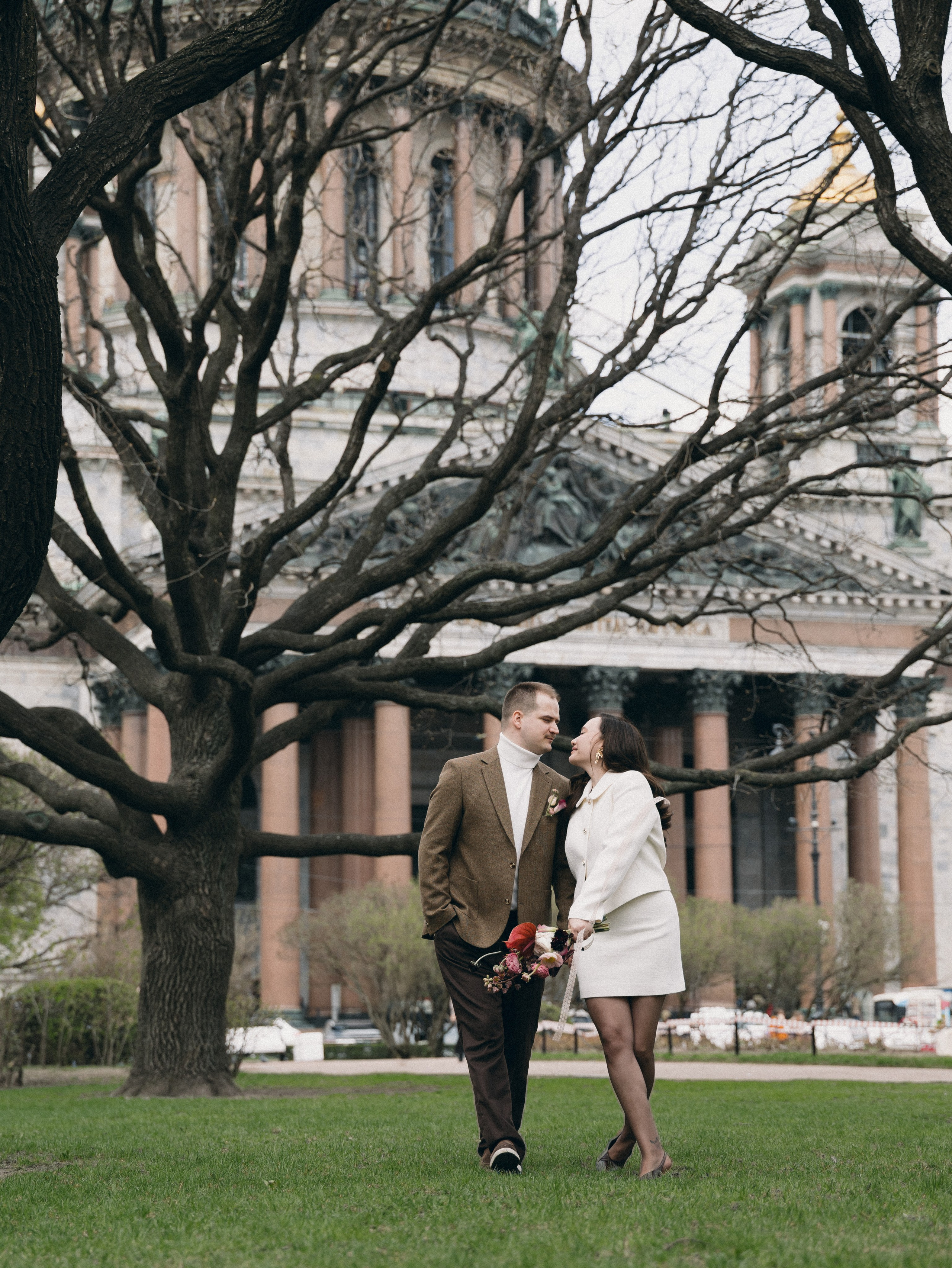 Петербург держал за руку, а любовь — за сердце.