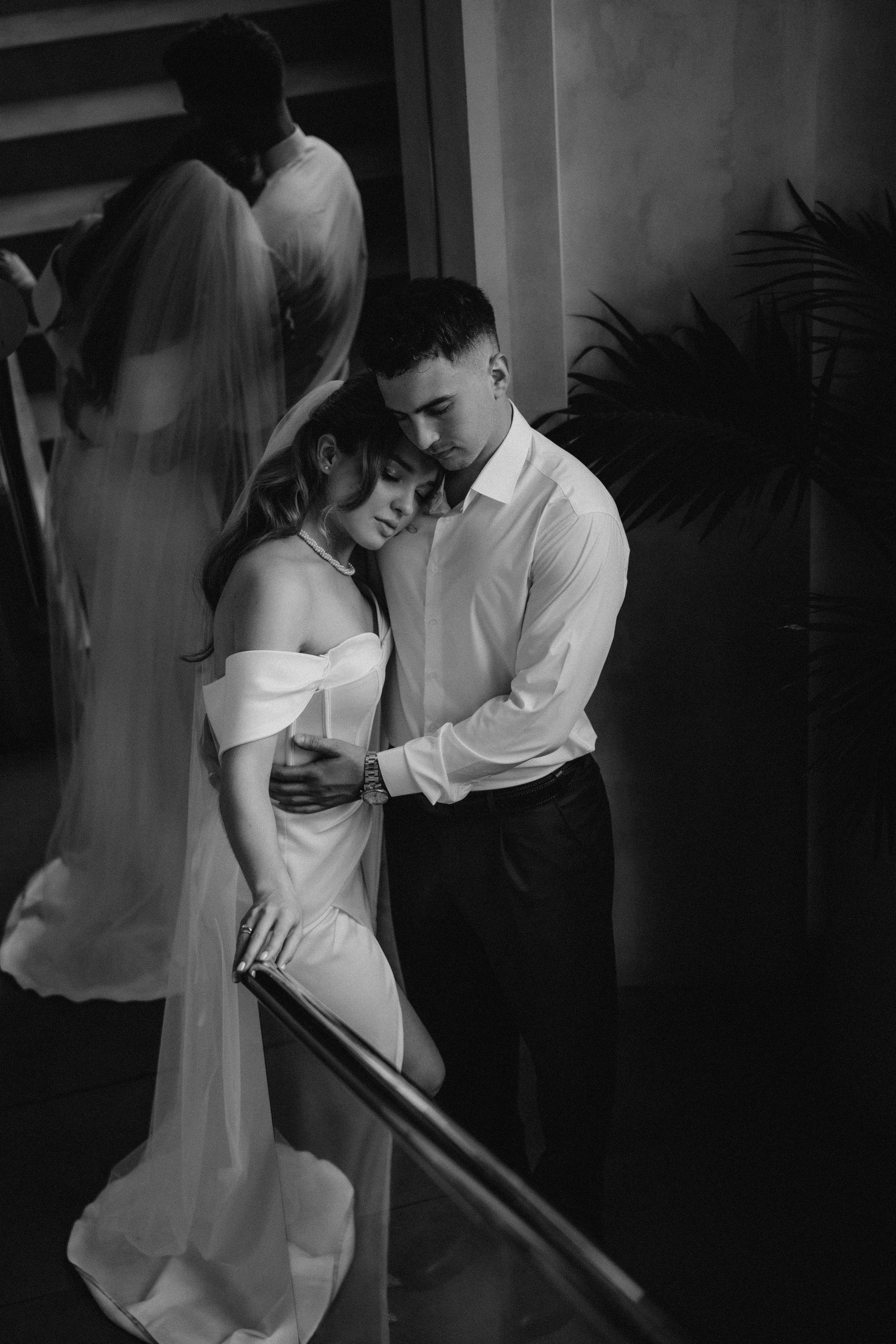 Свадебная фотосессия в стильном лифте элитного дома Москвы