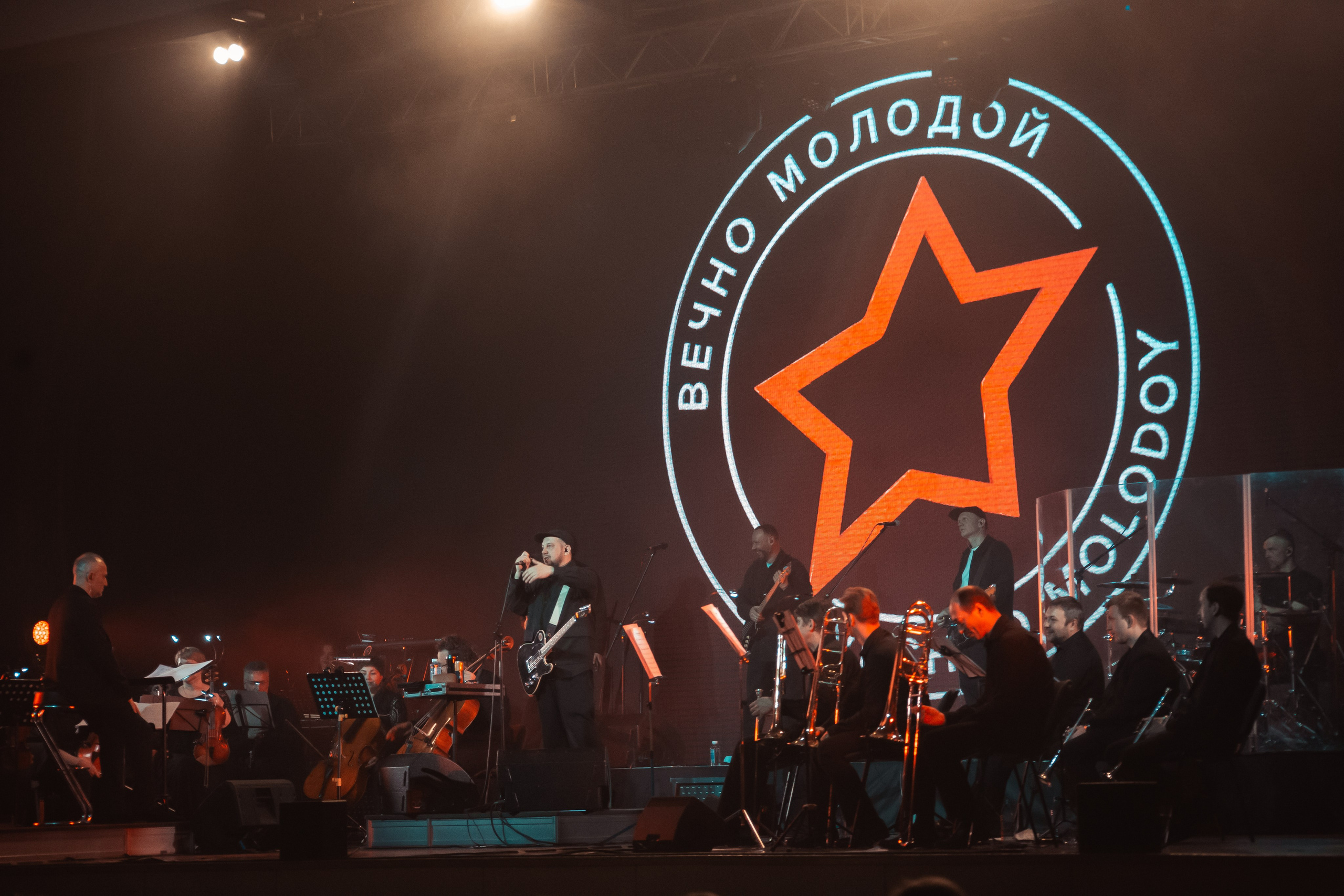 Сергей Бобунец с оркестром, Гранд холл Сибирь, 18.03.2026. Фотограф Регина Крикунова г. Красноярск