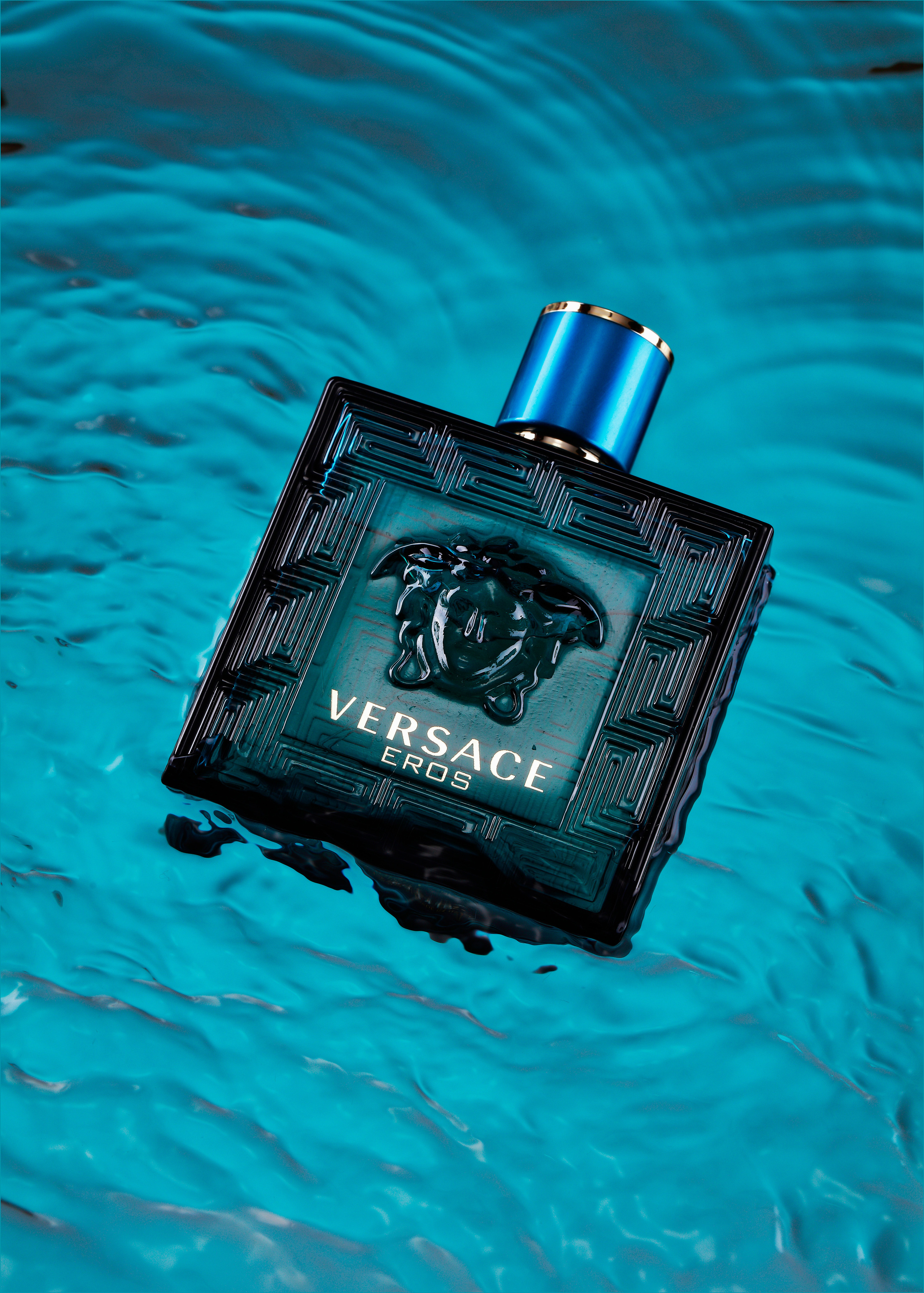 парфюм Vercsace Eros на фоне волн