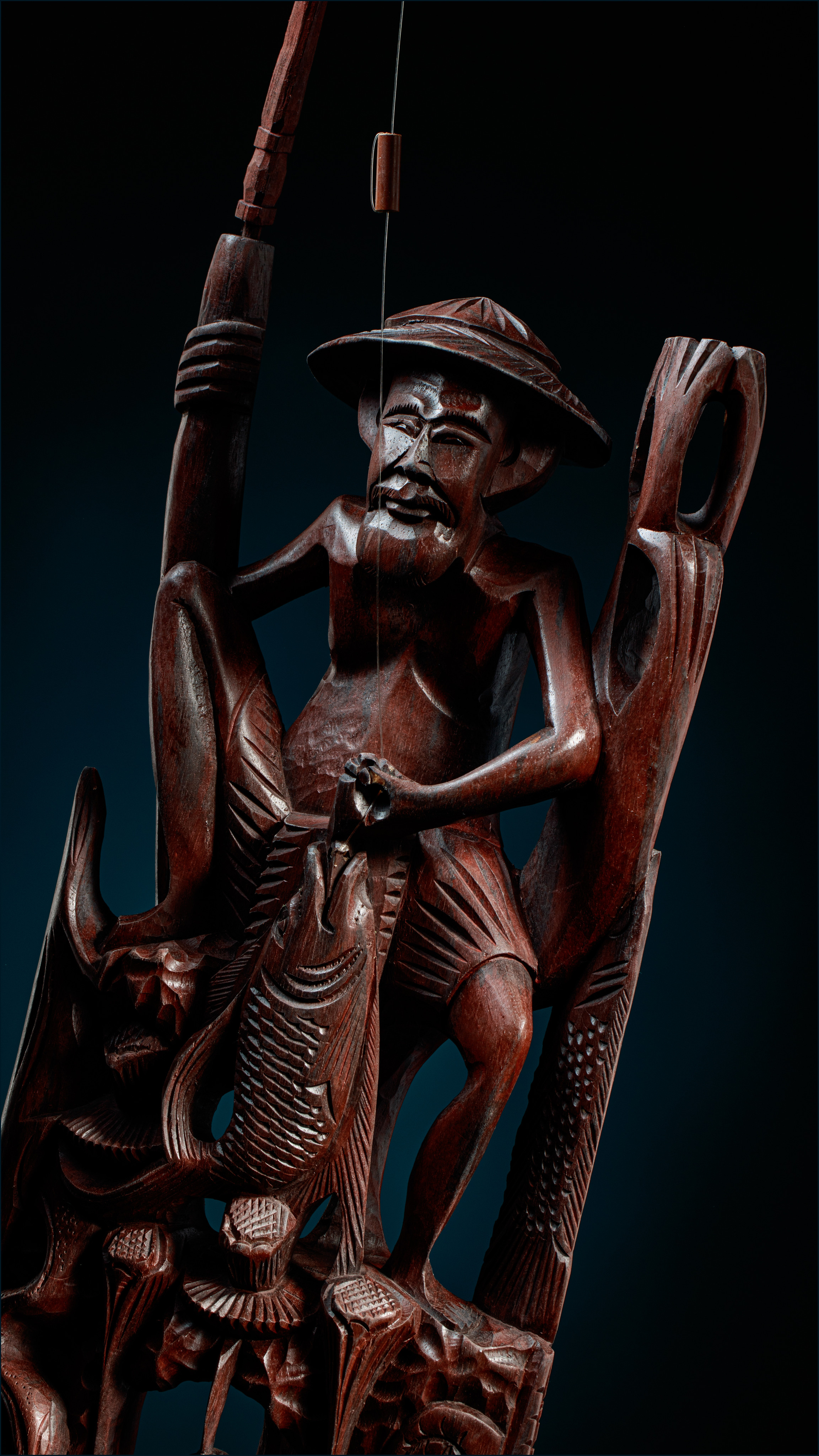 деревянная скульптура рыбака с Бали