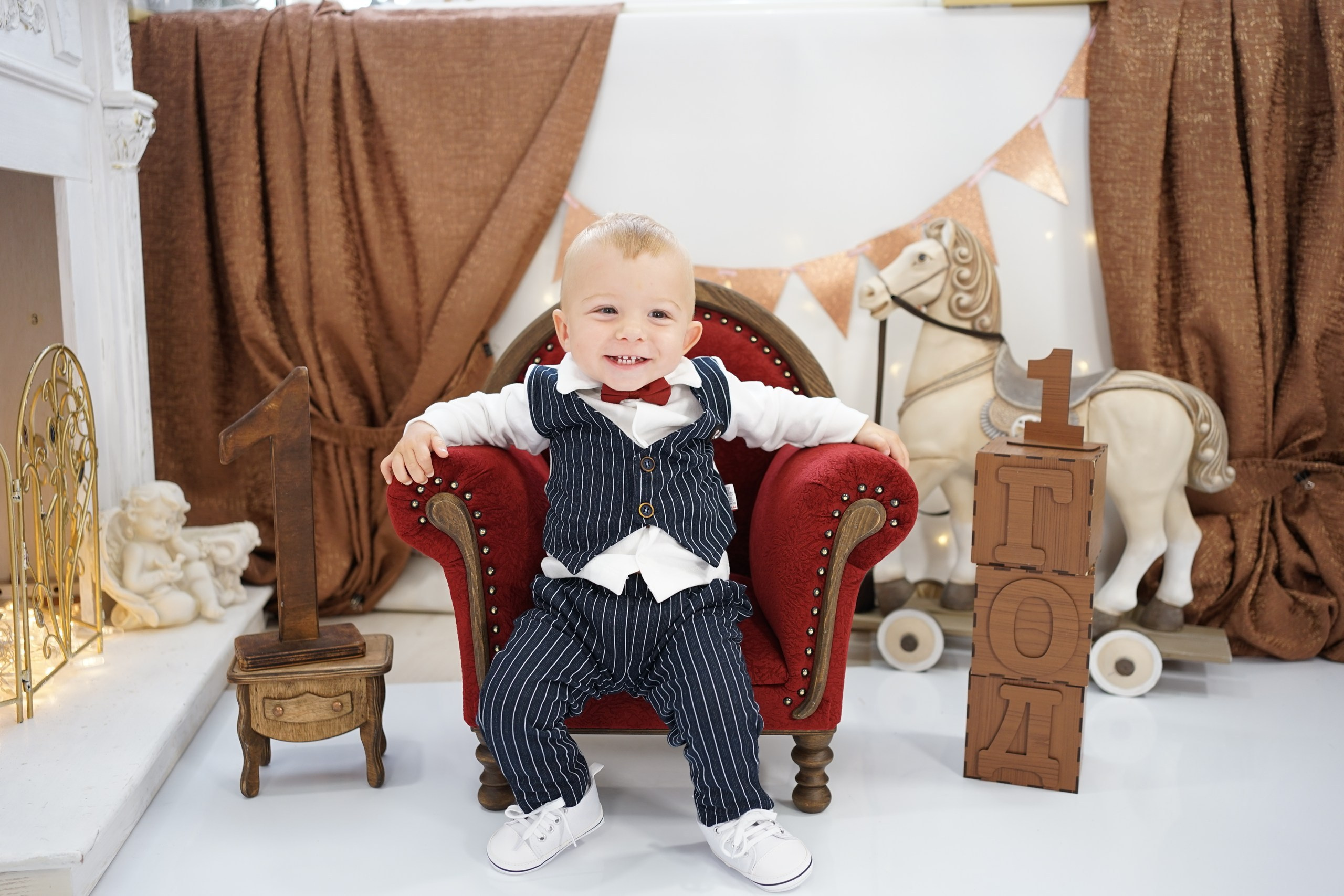 Бордовая зона. Детская Фотостудия ГОДОВАСИКИ в Санкт-Петербурге фотосесия на годик