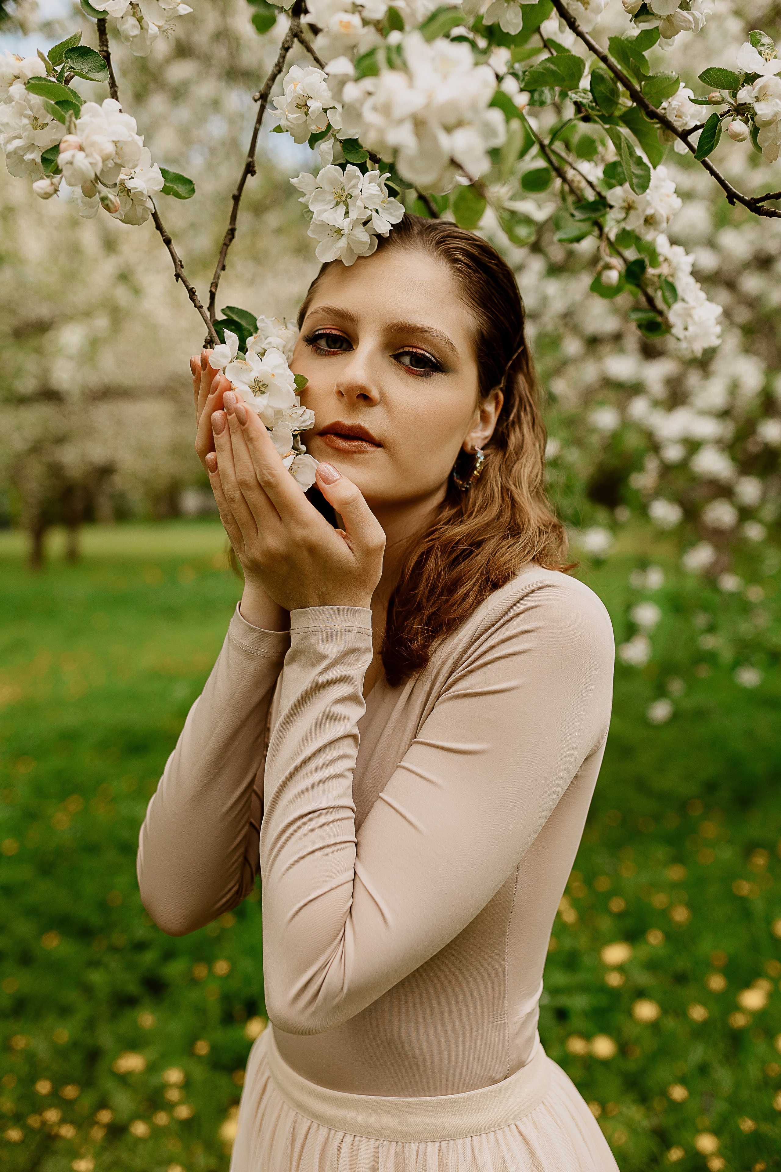 Женская фотосессия в цветущем саду. Семейный и женский фотограф в Москве Надежда Воробьева