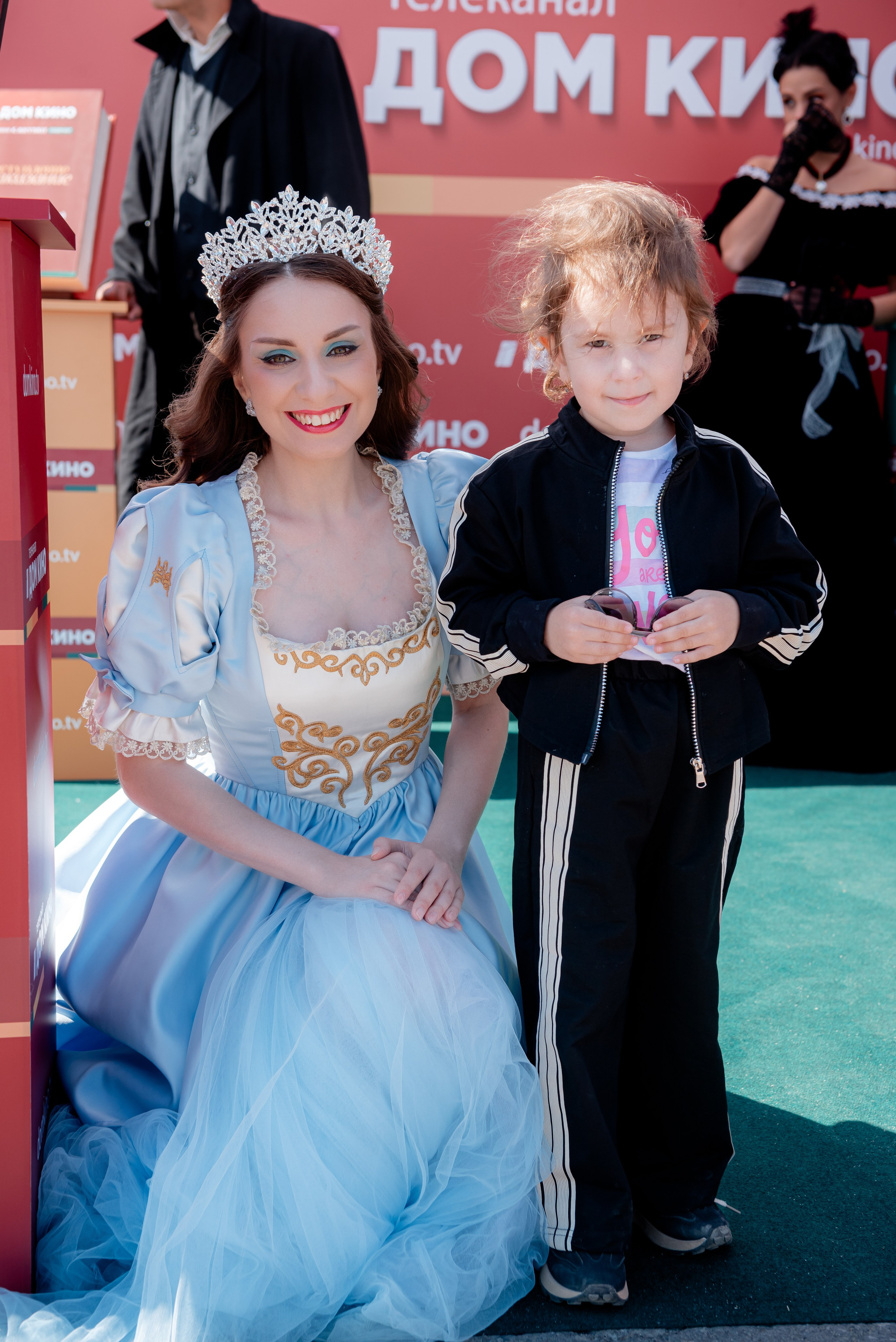 Портретные фото с артистами в палатке Триколор Дом Кинов на день города Волгоград. Фотограф в Волгограде и Волжском Александр Горбань