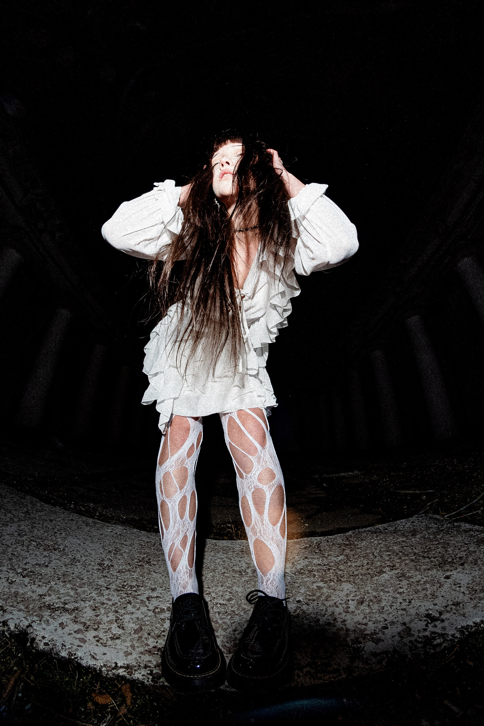 Портрет на рыбе глаз девушка в белом платье и Белых рваных колготках на фоне заброшенной локации