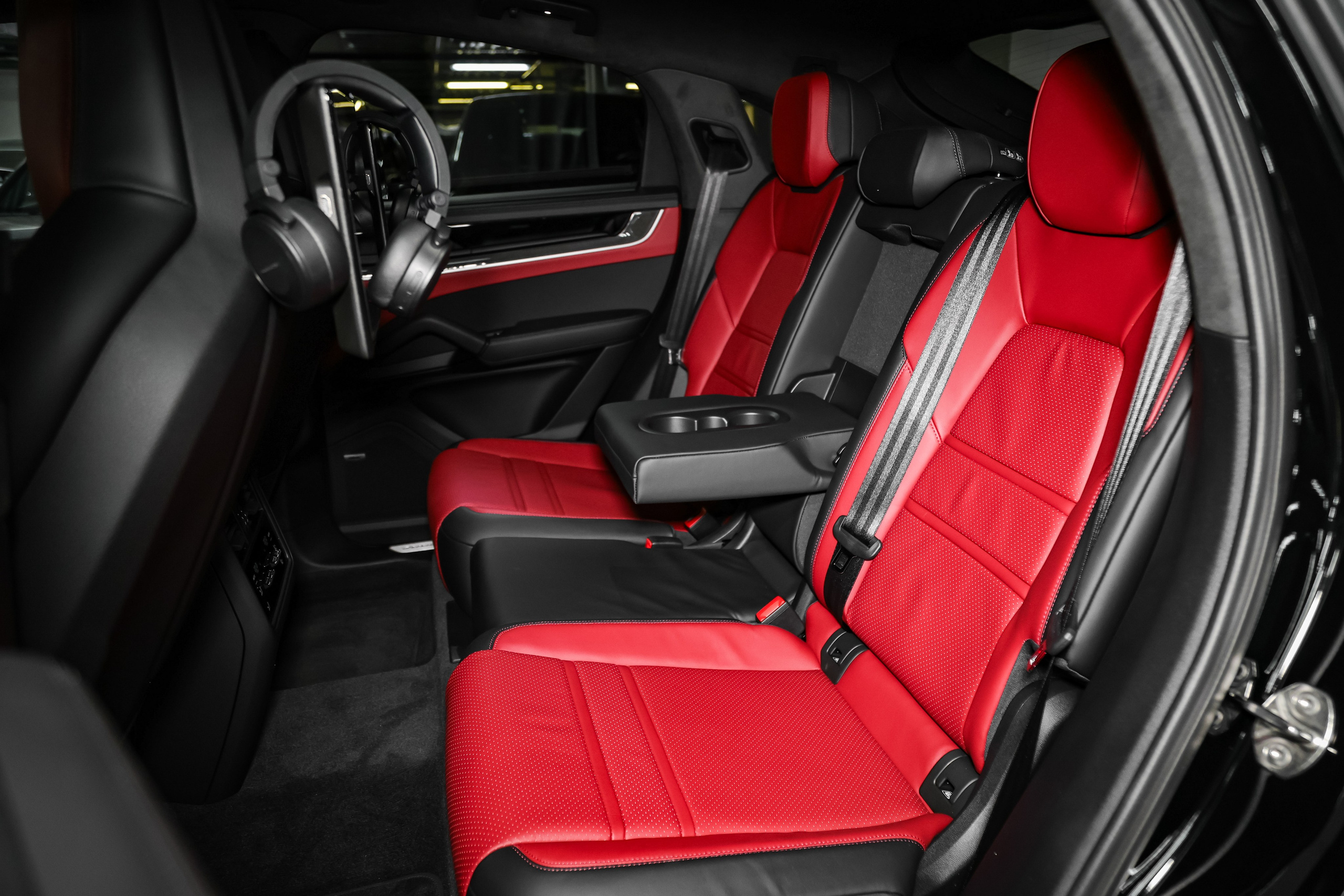 2025 PORSCHE CAYENNE COUPE E-Hybrid $185,000 NEW from EUROPE. Mixturecaptures