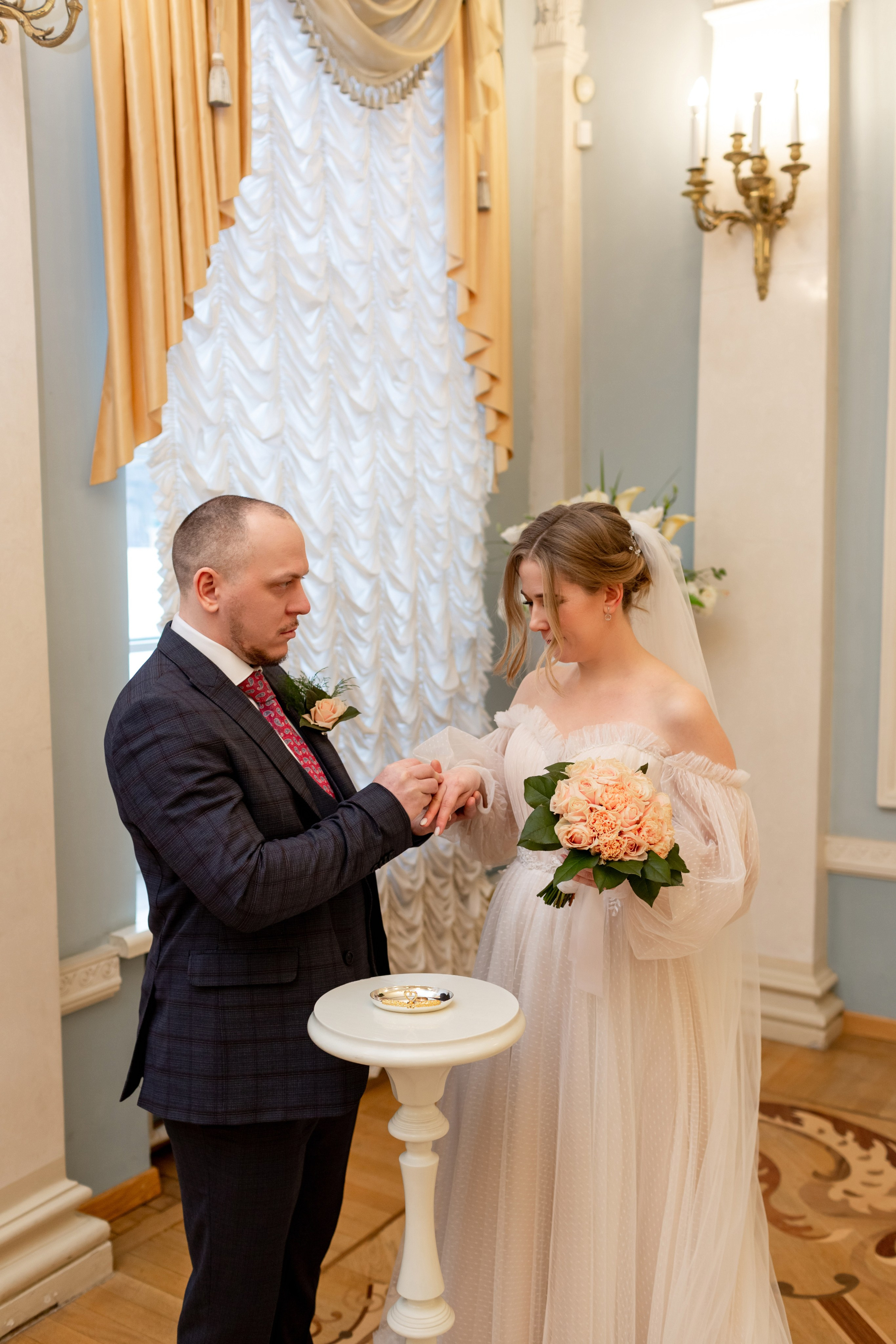 Свадебная фотосессия в интерьере ЗАГСа Кировского района