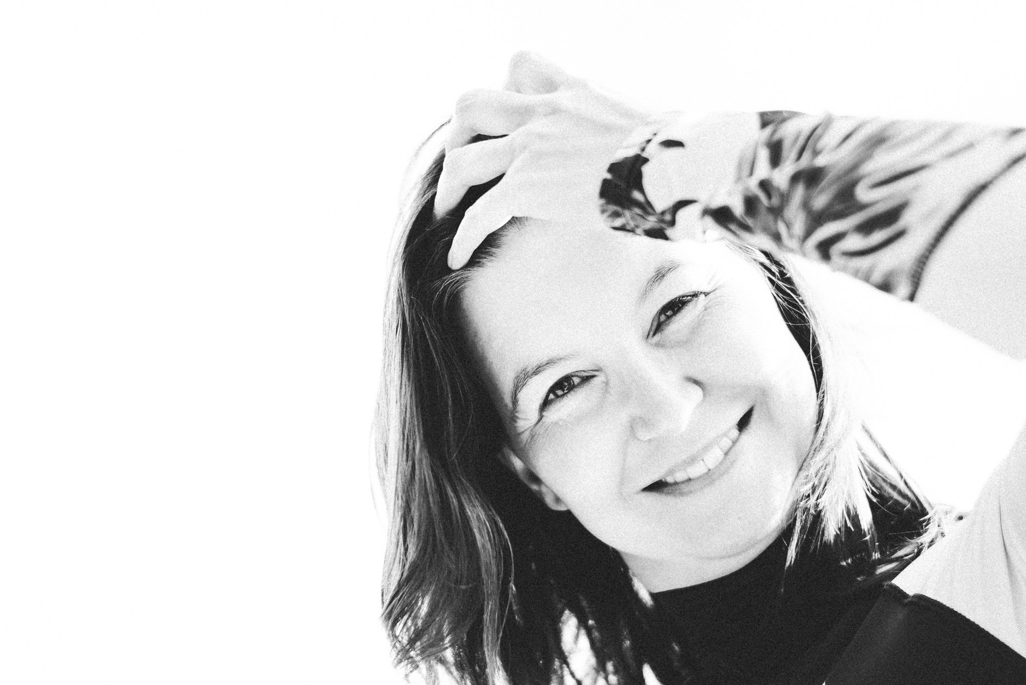 Крупный план лица девушки, чувственная портретная фотосъемка с акцентом на естественность и мягкие тени