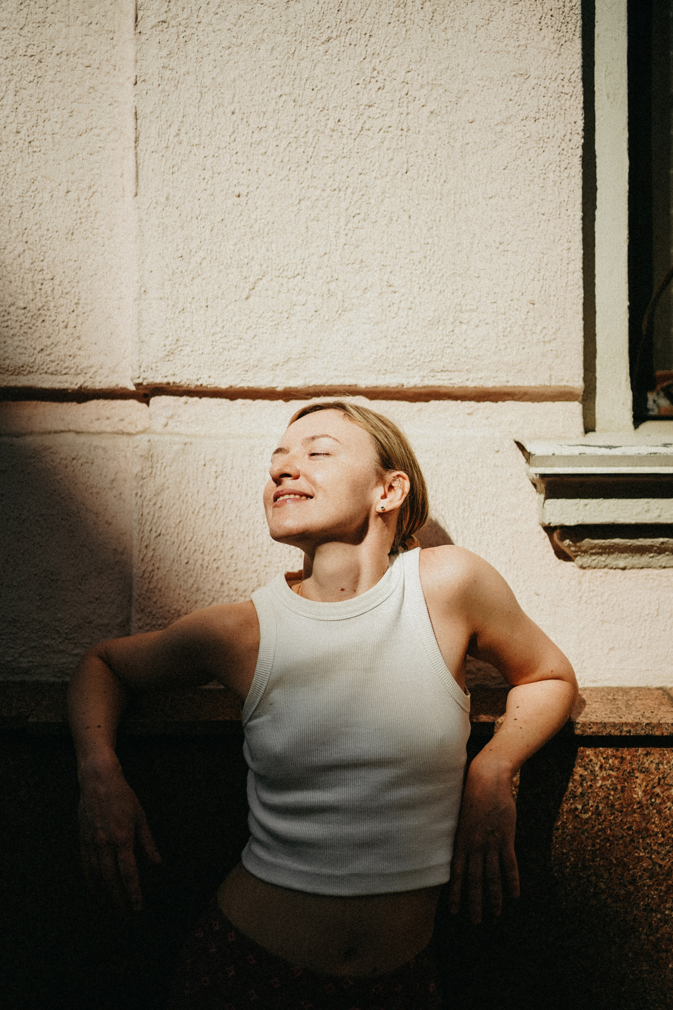 Девушка по городу шагает босиком. Фотограф Наталья Колганова