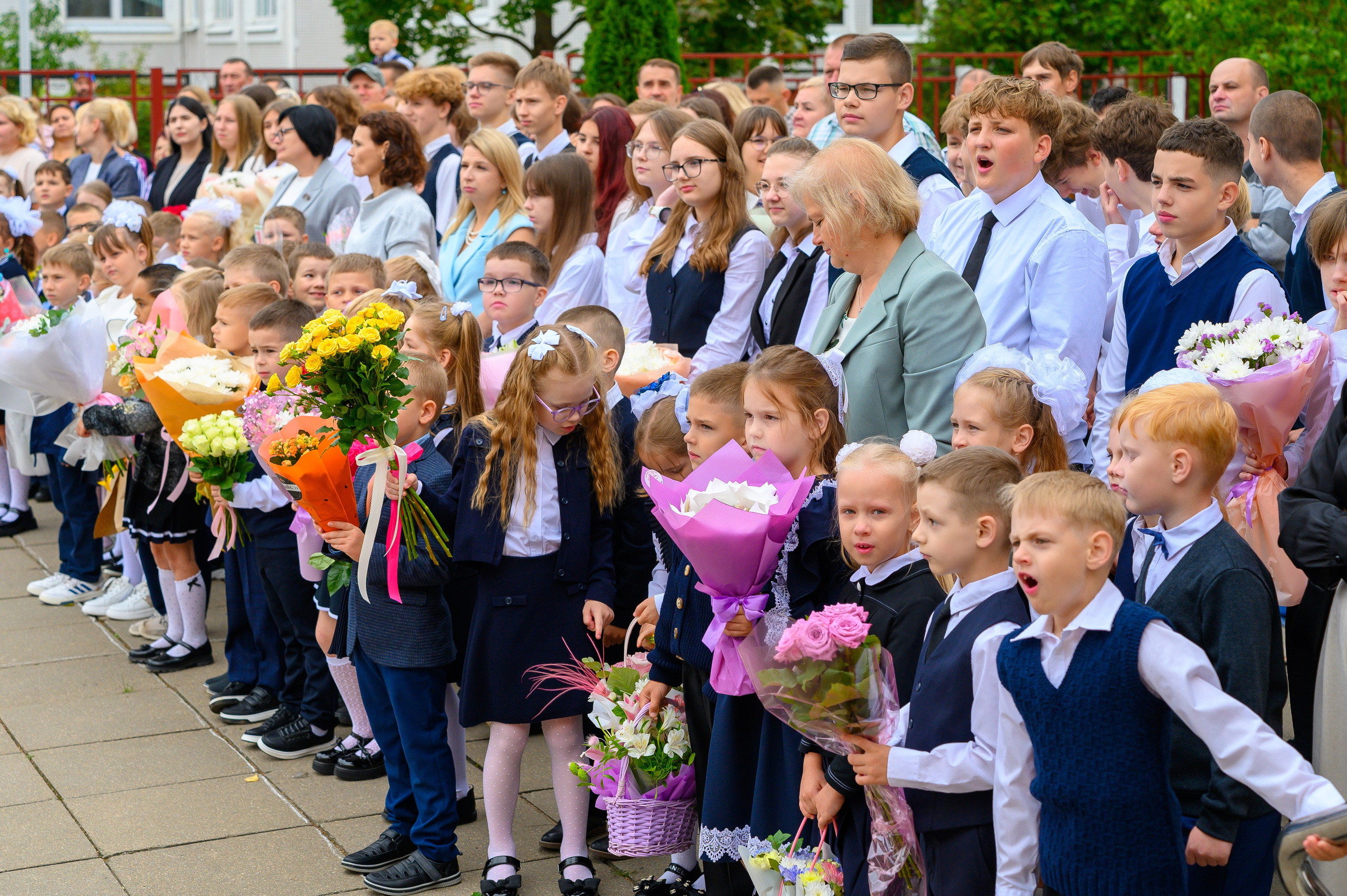 Вот звучит первый звонок, перед этим долгое приготовление к новому этапу в жизни, Яромир идет в школу. Фотоуслуги, услуги фотографа, фотографирование важных событий