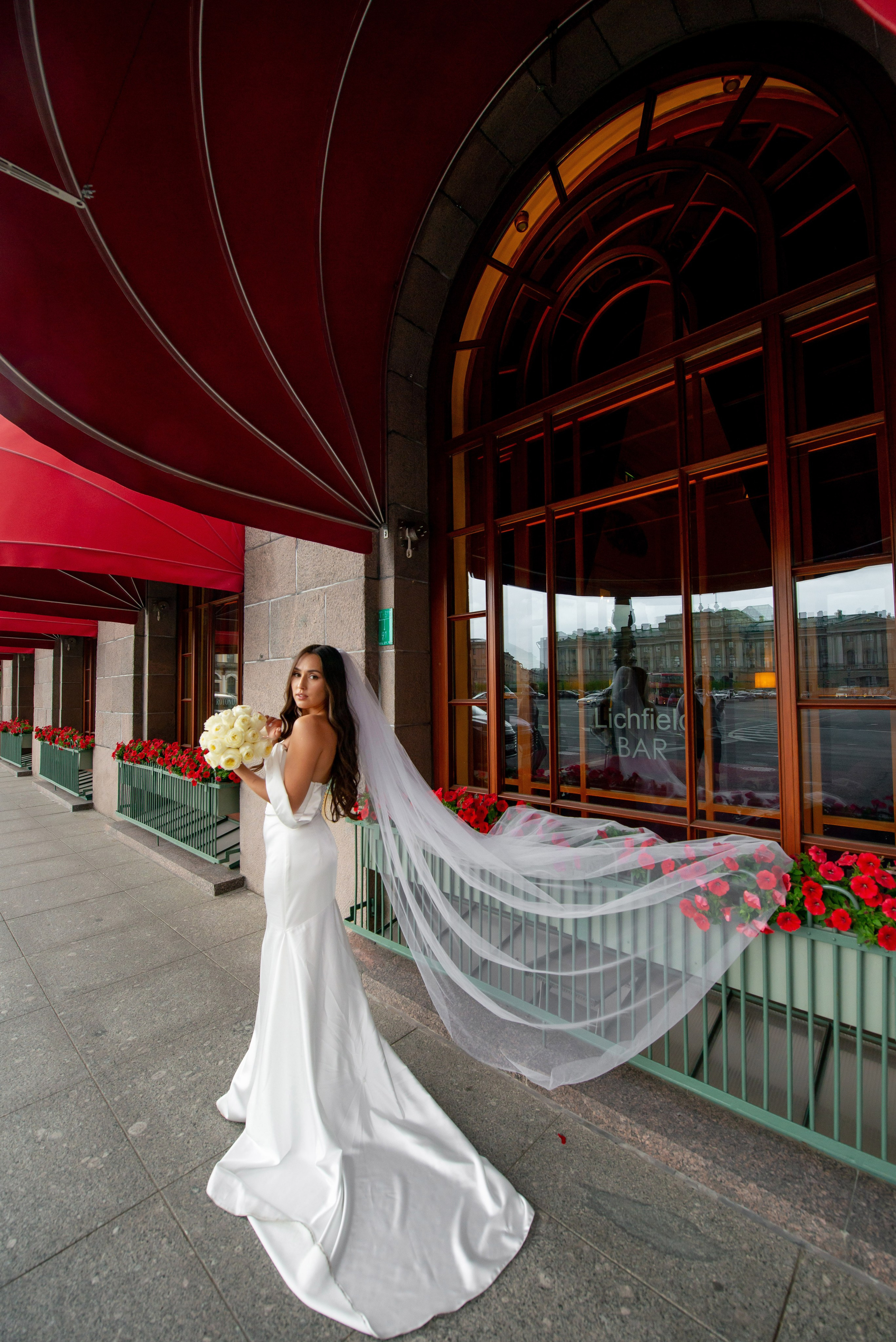 Классическая свадебная фотосессия Аины и Антона по самым красивым местам для свадебной прогулки в Санкт-Петербурге. Портретный, семейный и свадебный фотограф в Санкт-Петербурге и в Пушкине Ширяев Денис