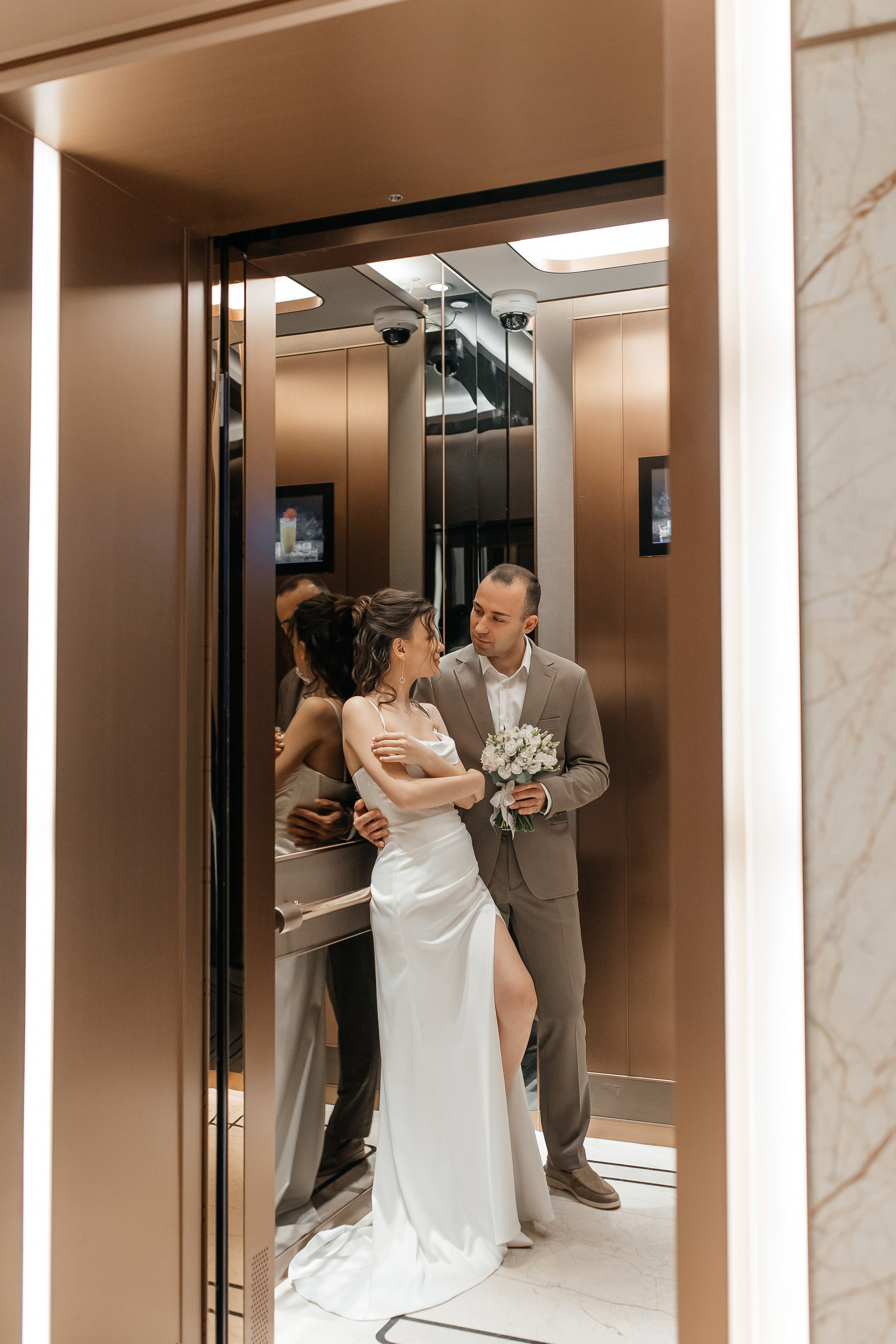 Свадебная фотосессия в лифте отеля Soluxe Hotel Moscow