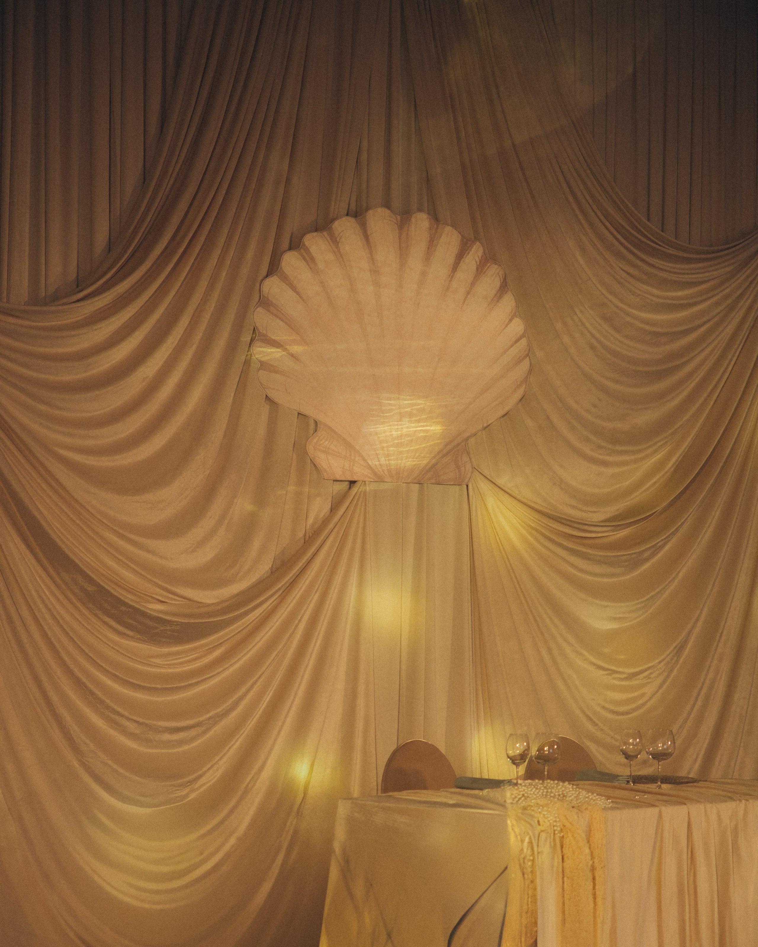 Таня и Тимур, утренние сборы в квартире и свадебный ужин. Фотограф любви в городе Казань