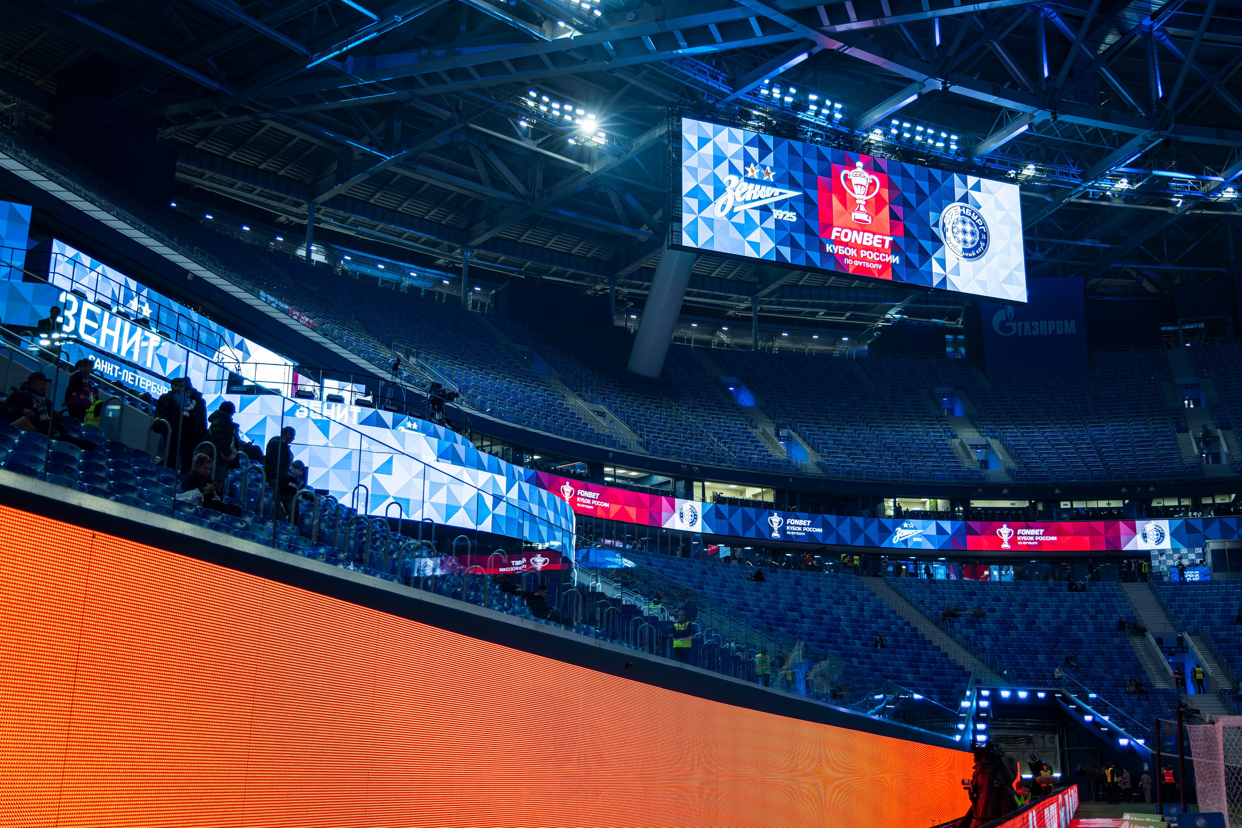 Медиаэкраны на спортивной арене: общий план, работа в дневное время.