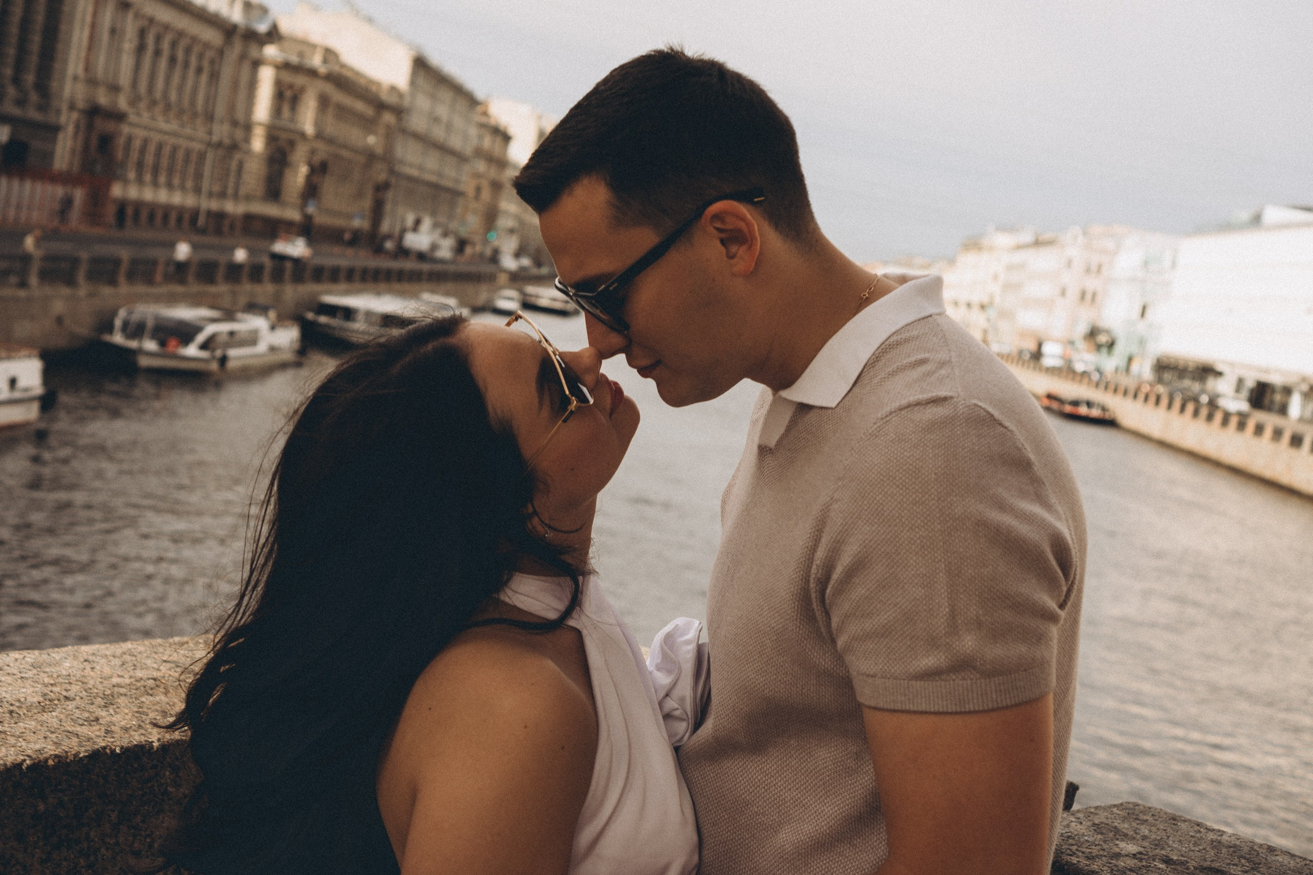 СВАДЕНБНАЯ СЬЕМКА НА КАТЕРЕ ПО КАНАЛАМ САНКТ-ПЕТЕРБУРГА И В АКВАТОРИИ НЕВЫ. Профессиональный фотограф, Санкт-Петербург — Виктория Богомолова