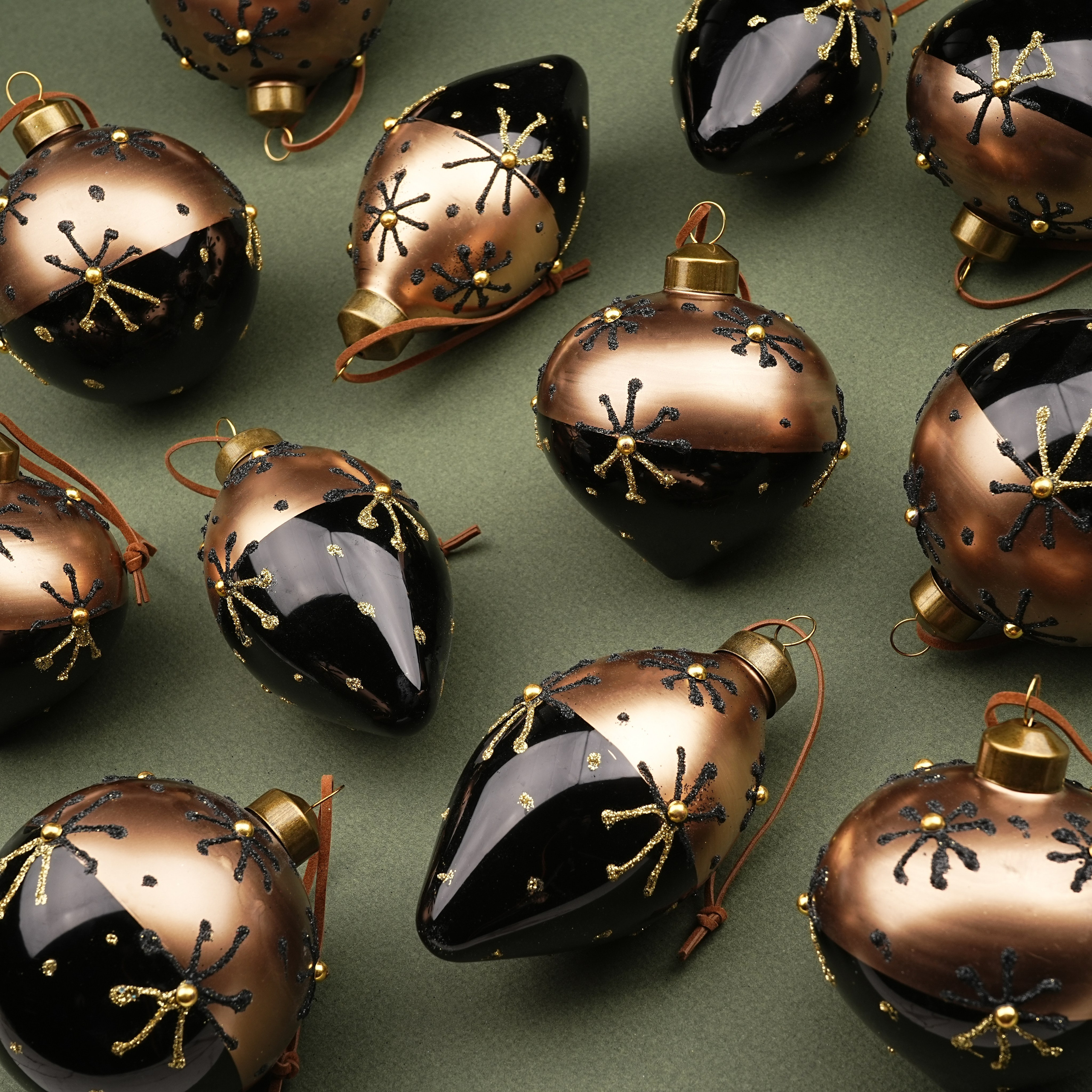 Елочные игрушки и шары. Профессиональный фотограф в Москве и МО