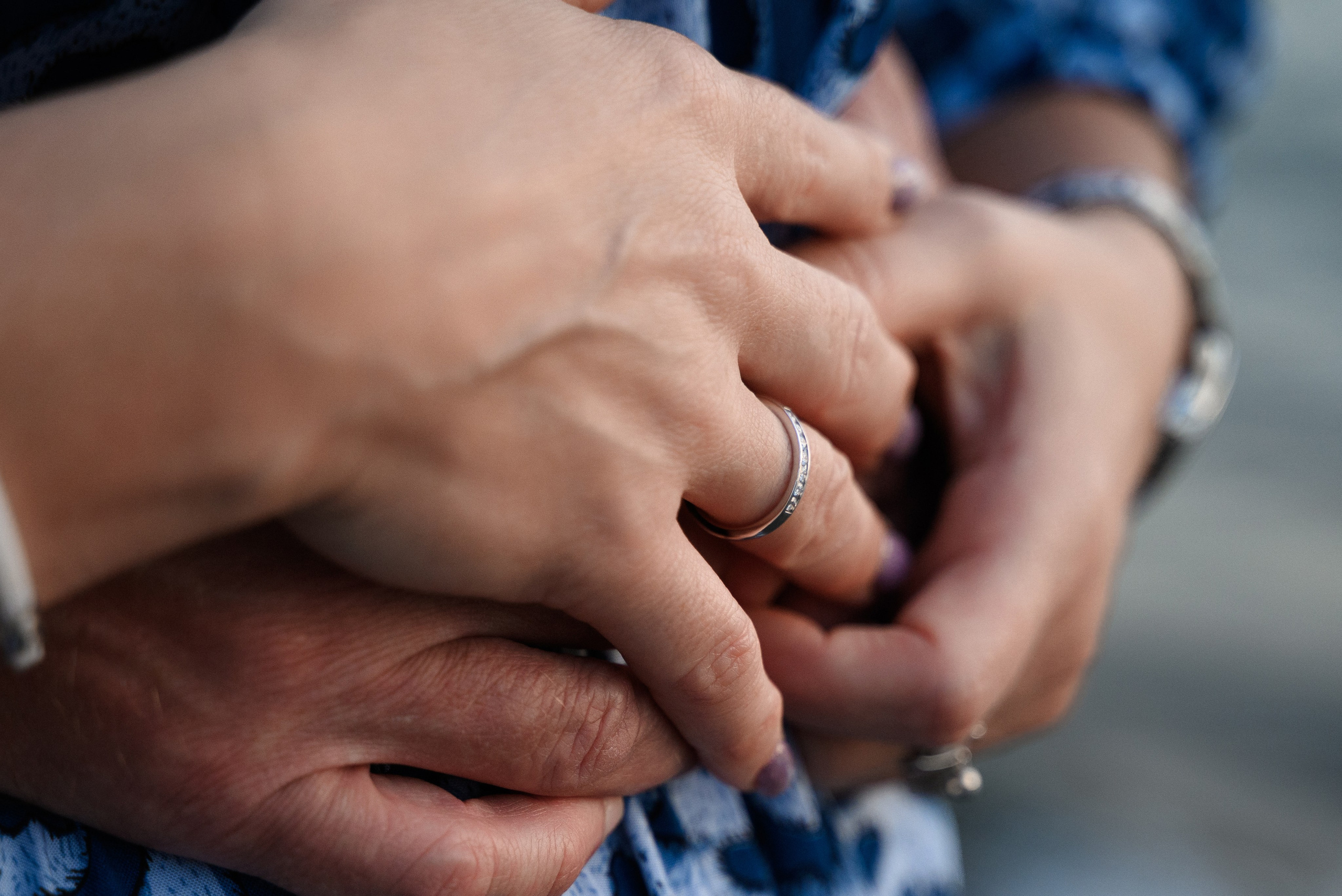 Влюбленная пара на отдыхе в Сочи — фотосессия с пальмами и морем на заднем плане