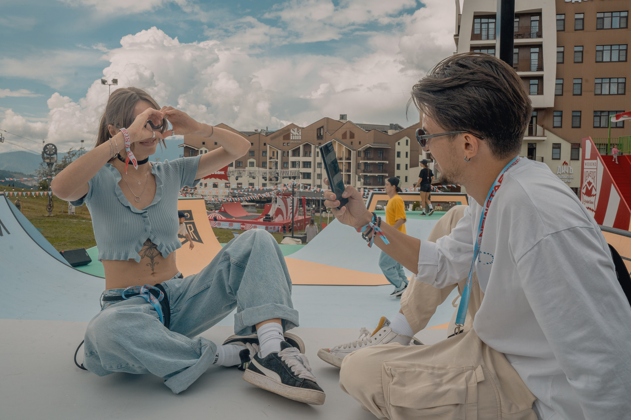 Фотография молодых людей для рекламы  Infinix Zero 40 5G