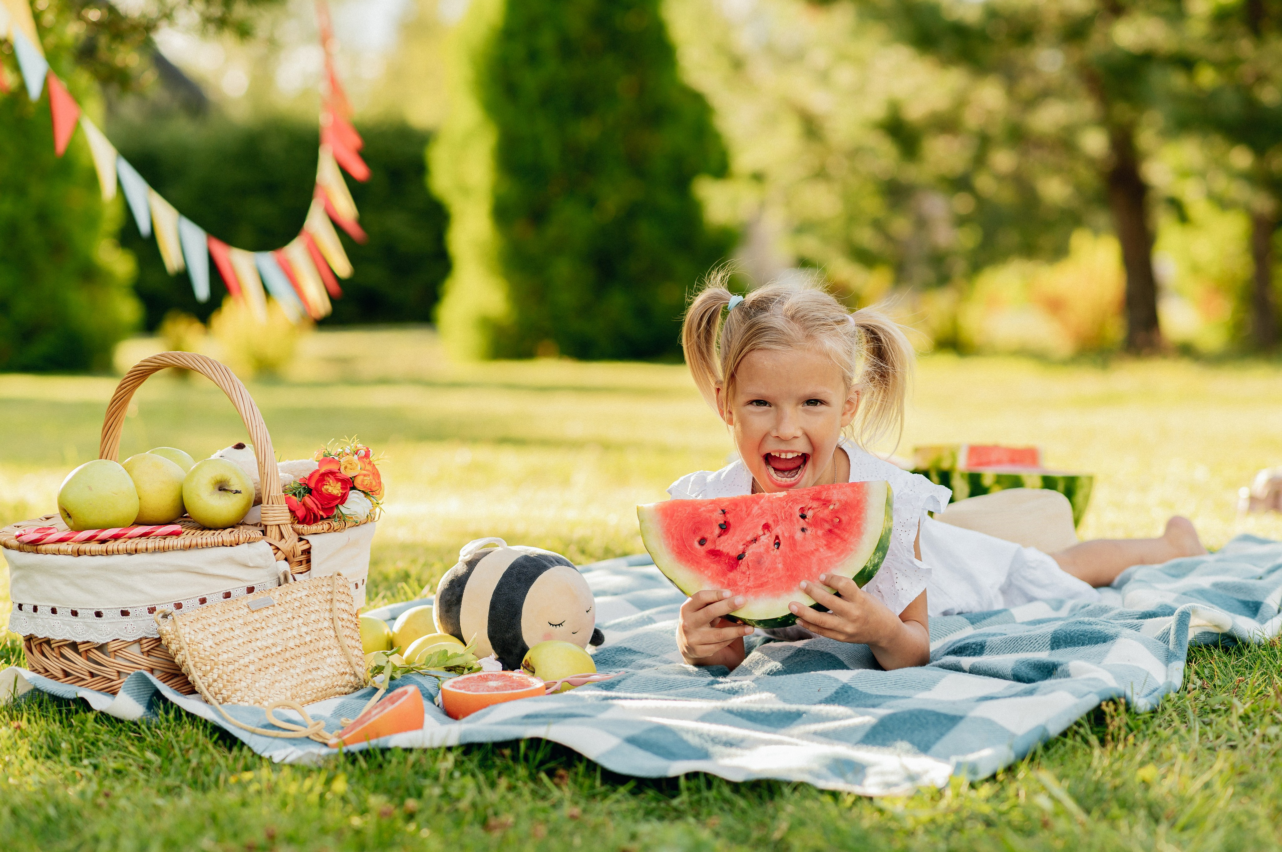 ЛЕТО. ПАРК. АРБУЗ. Профессиональный репортажный, коммерческий фотограф в Санкт-Петербурге
