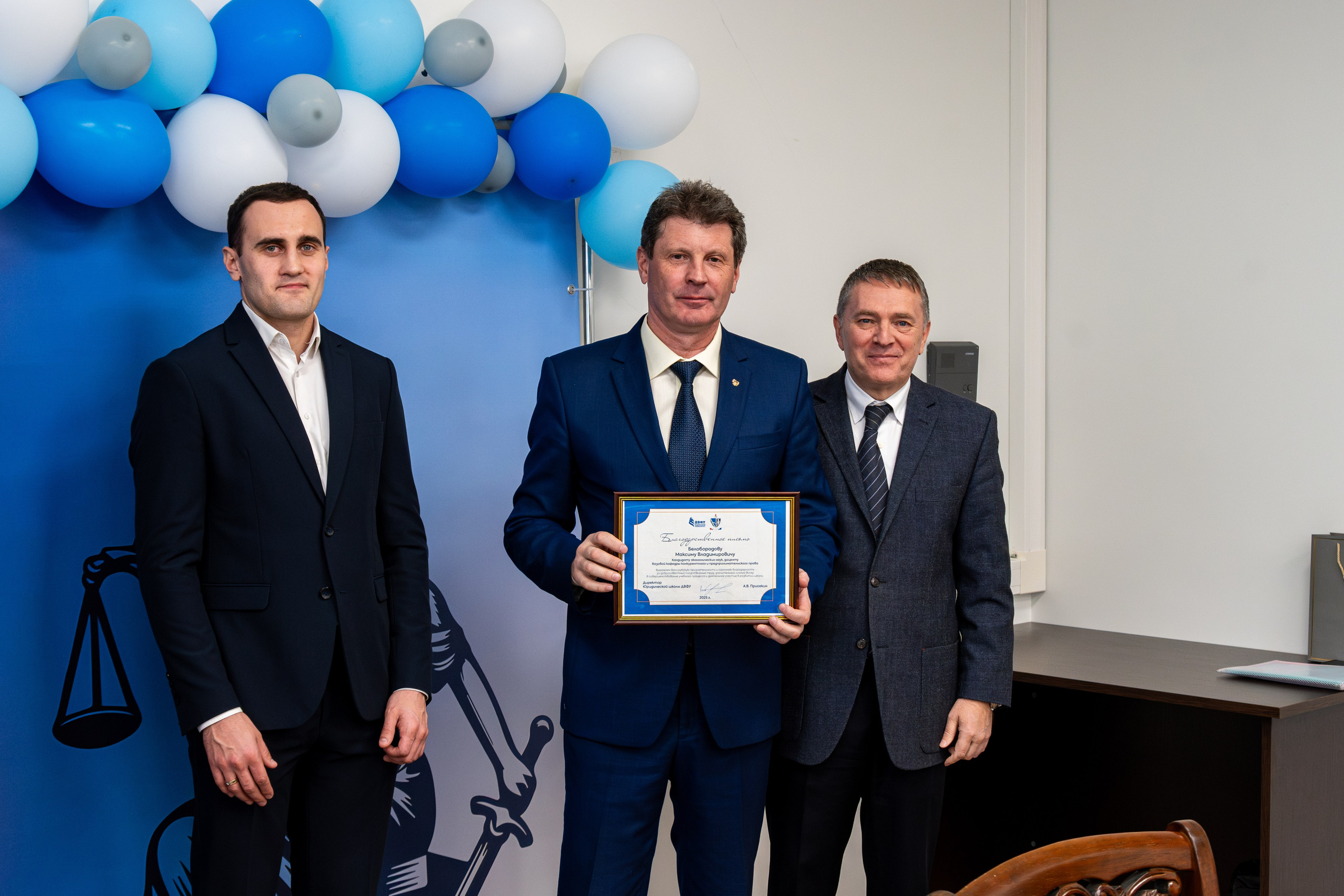 Встреча студентов и сотрудников ДВФУ с сенатором РФ Александром Роликом в День юриста. Репортажный и портретный фотограф во Владивостоке Денис Седов