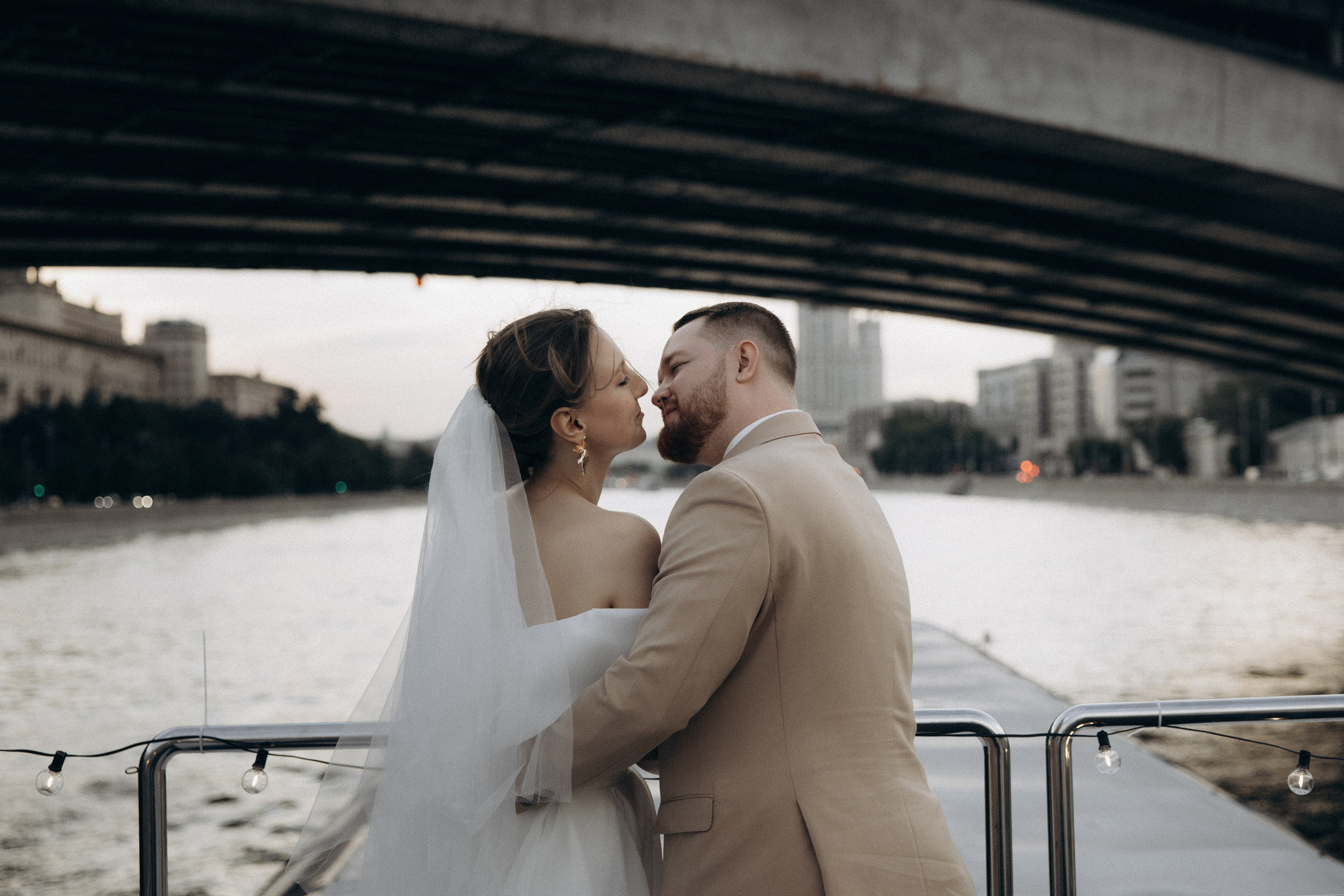 Утро невесты и свадебная фотосессия на теплоходе по Москве-реке