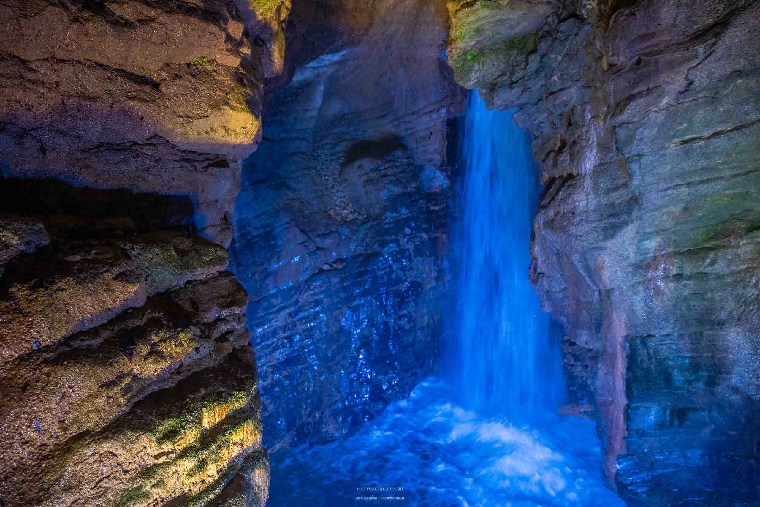 Водопад в гроте. Авторские стильные фотокартины