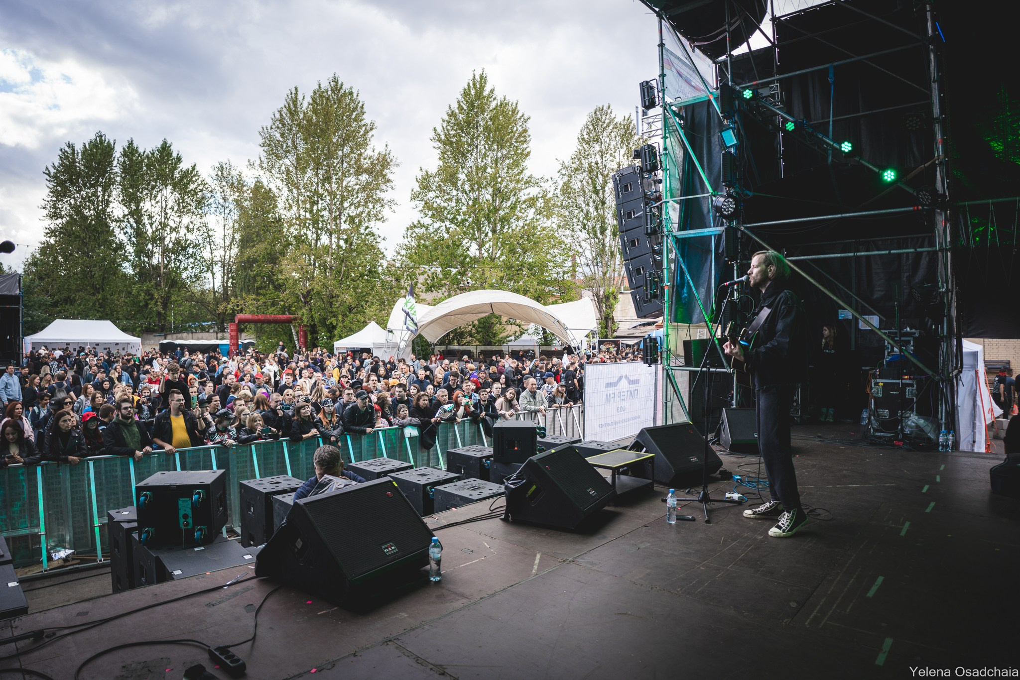 Живой 2025 — День 1. Елена Осадчая — фотографирую музыку на сцене и в жизни