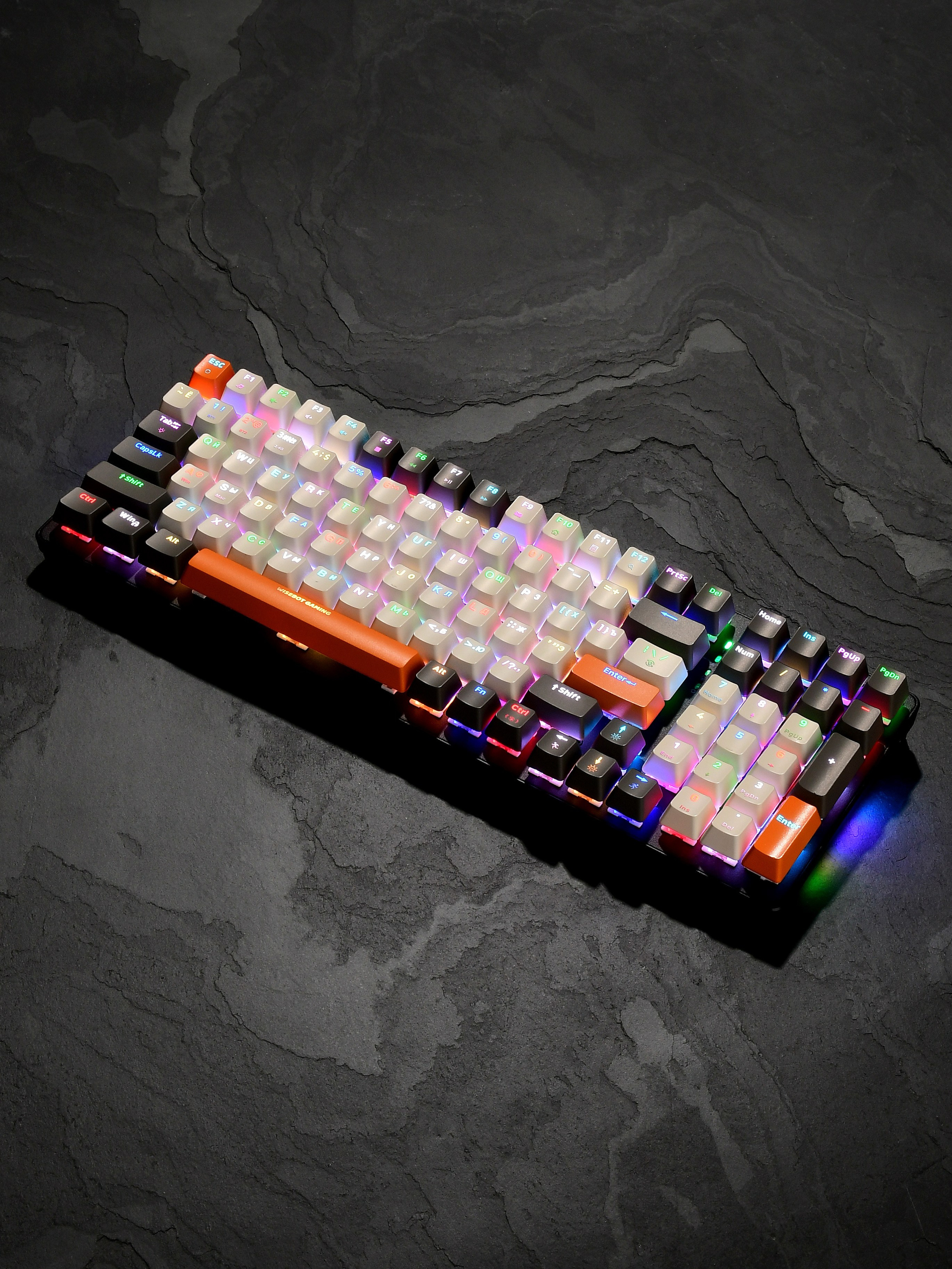 белая клавиатура на чёрном фоне