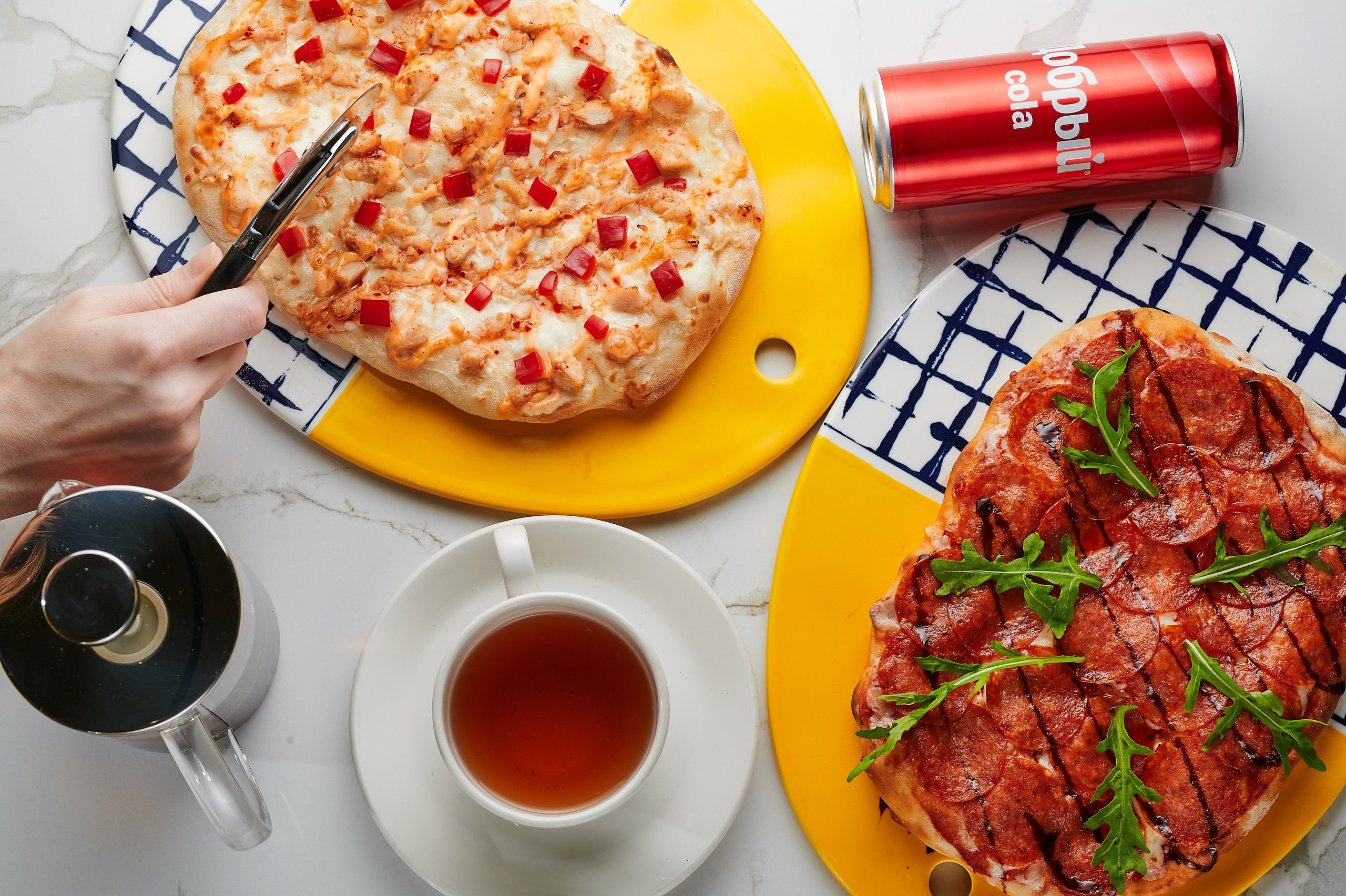 пицца в разрезе, демонстрирующее слои маскарпоне и савоярди