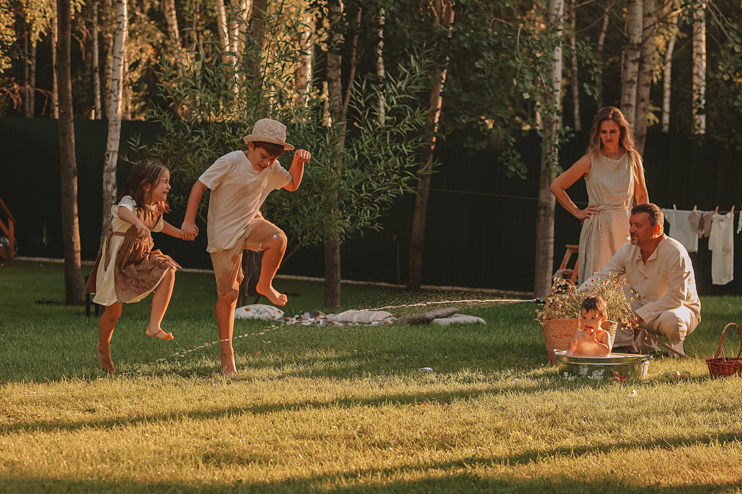 Стирка у дома. Семейный фотограф Тюмень, фотограф на роды Салмина Мария