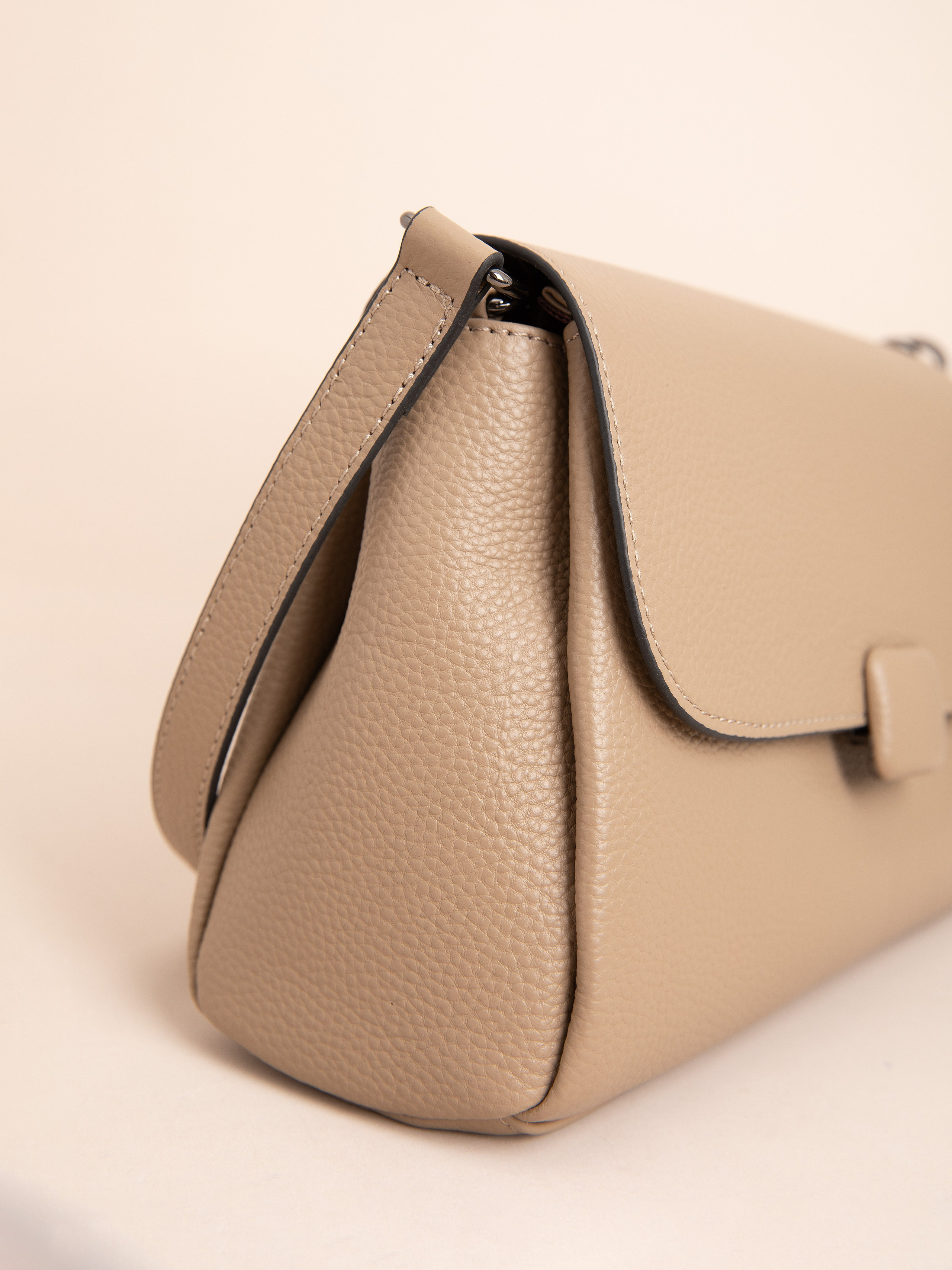 Женские сумки. Фотостудия предметной и модельной съёмки для маркетплейсов