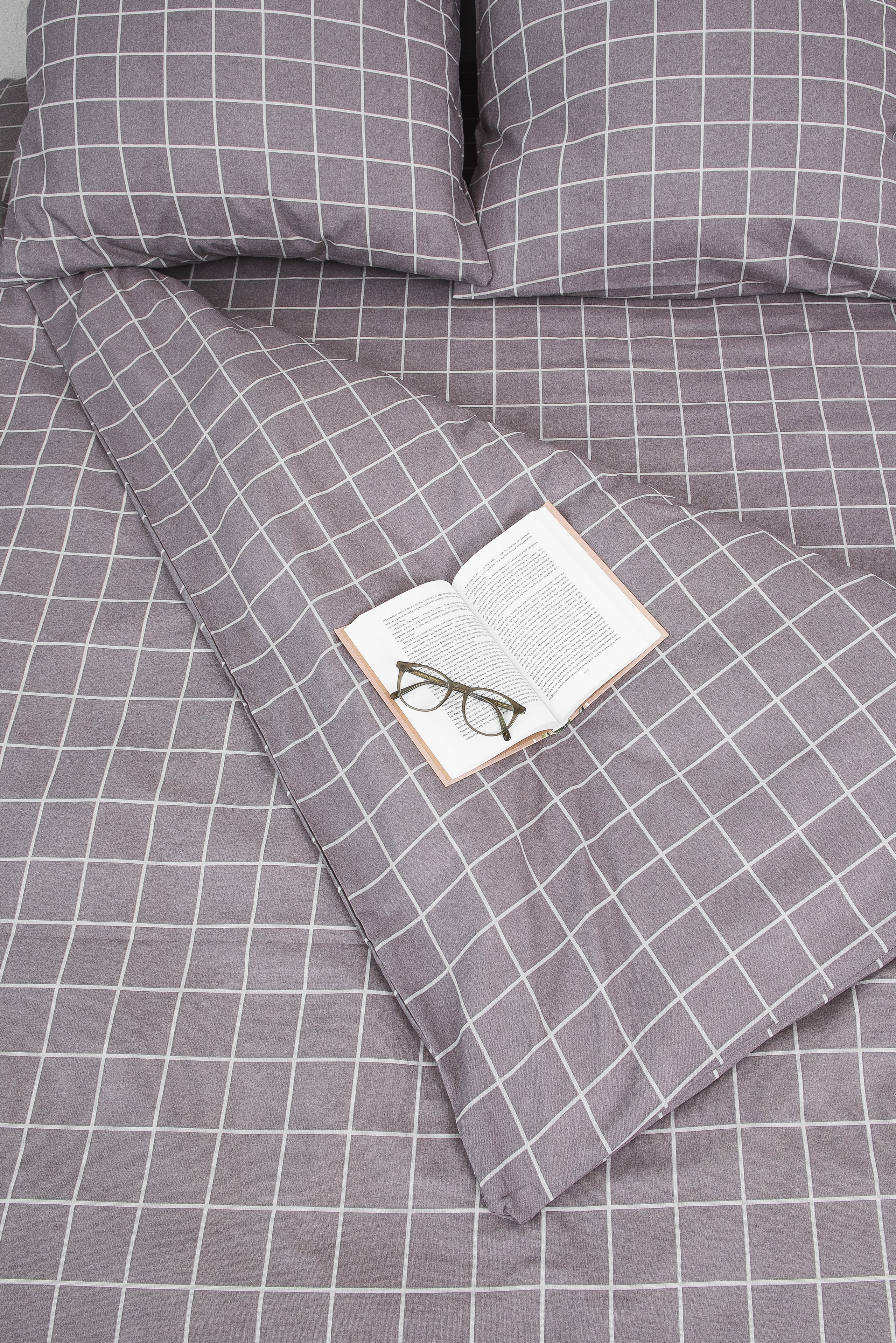 книга на кровати