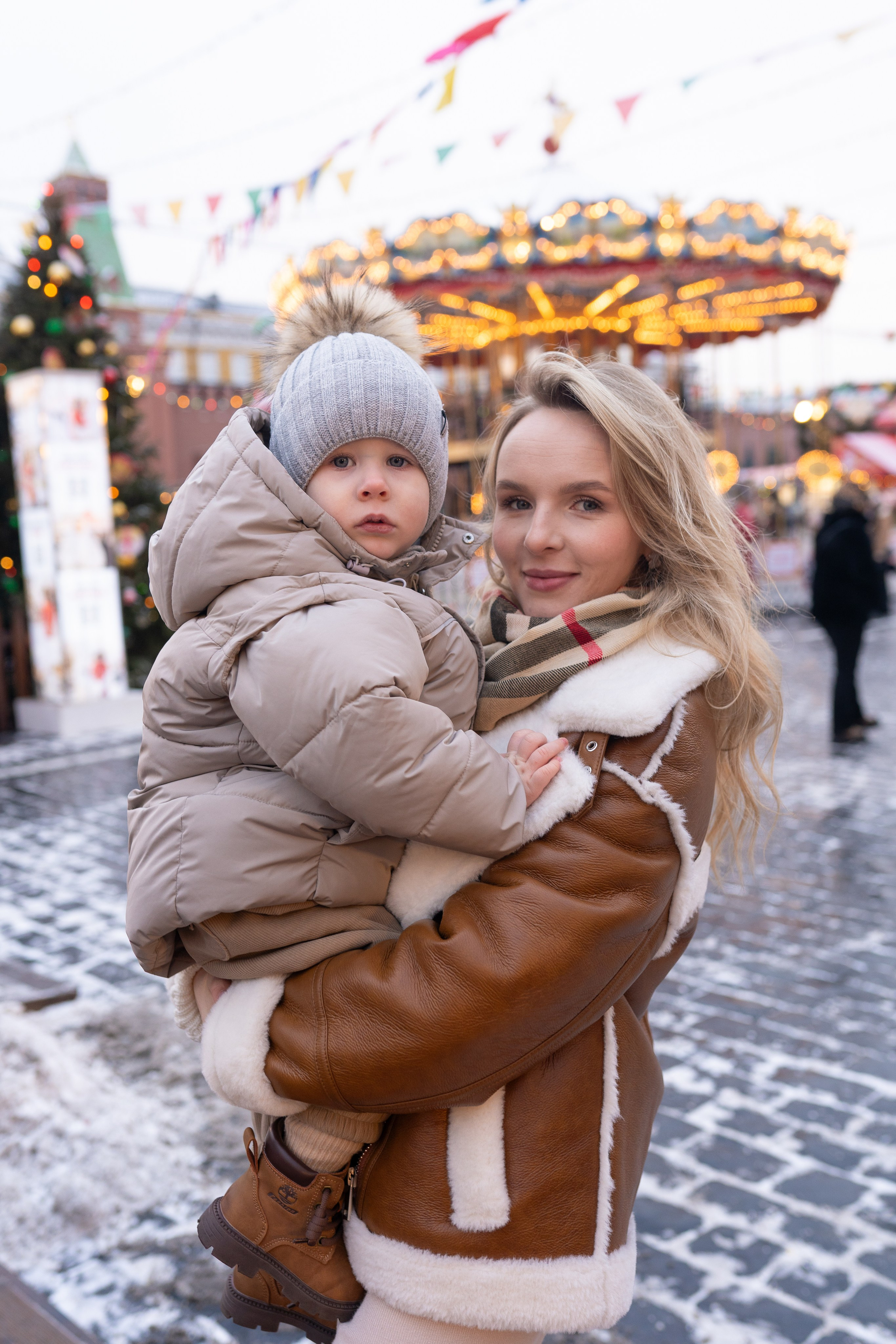 Павел, Егор и Наталия на ГУМ Ярмарке. Свадебный фотограф в Москве Анна Полушина
