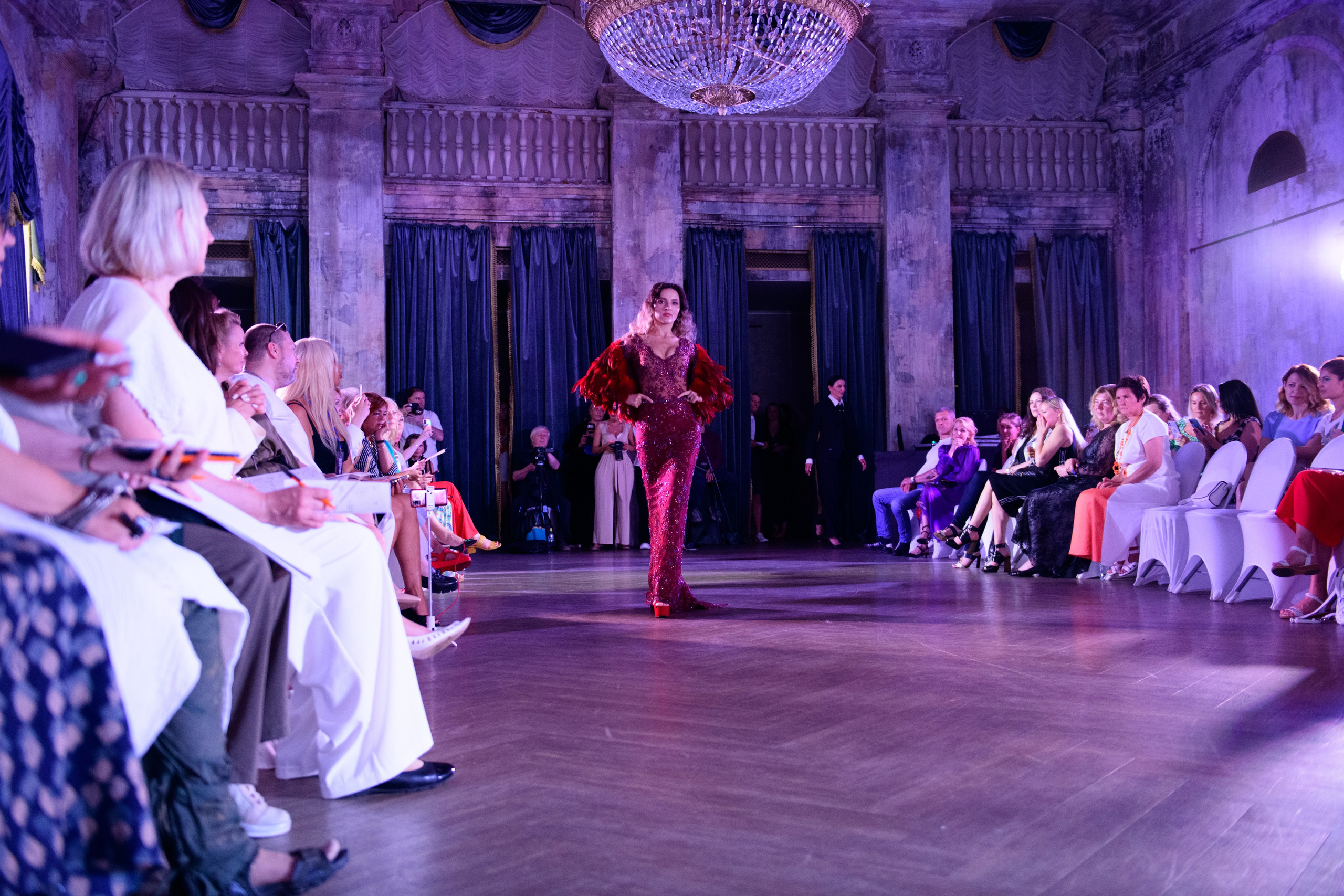 Модный показ «Аллея моды». Организация и проведение фотосъемок в Санкт-Петербурге. Фотограф Смирягин Илья