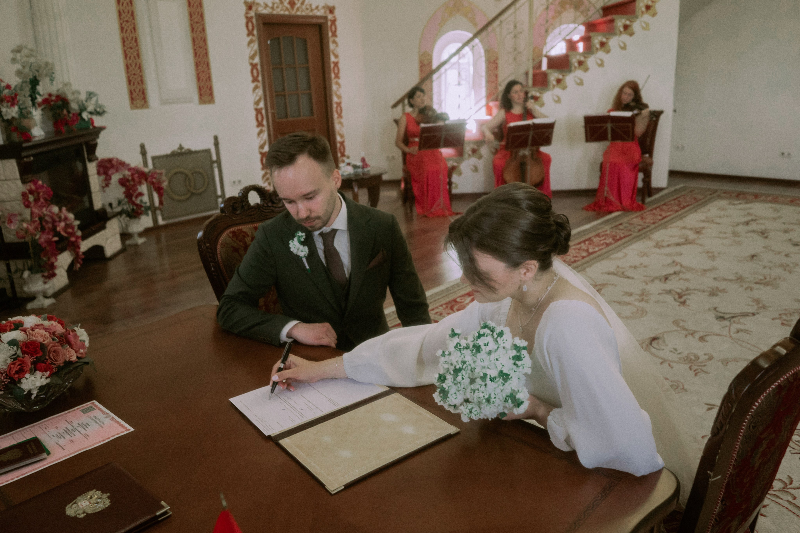 Москва как декорация любви — свадебная фотосессия в городе и на природе. Свадебный фотограф в Санкт-Петербурге Миша Репина