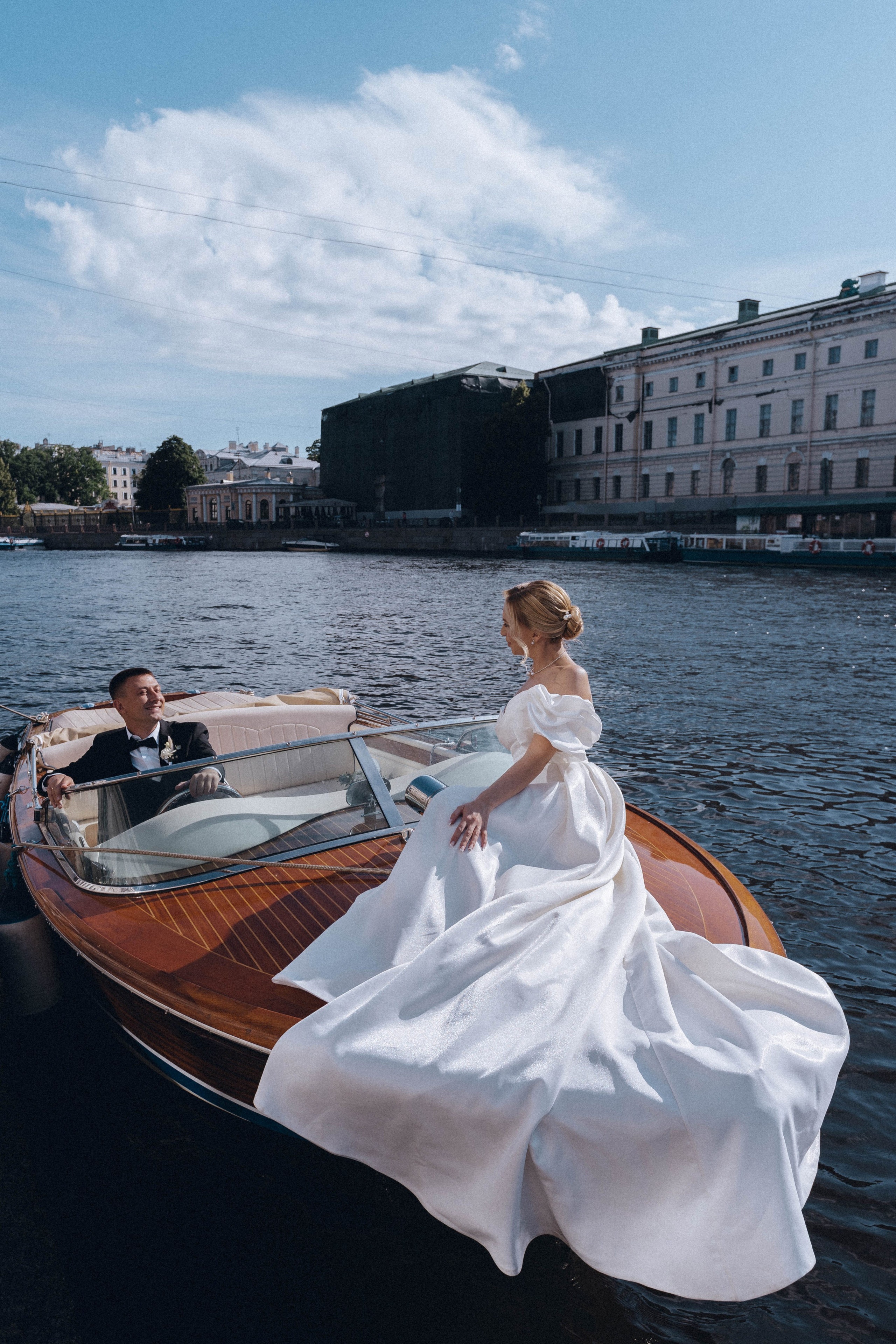 СВАДЕНБНАЯ СЬЕМКА НА КАТЕРЕ ПО КАНАЛАМ САНКТ-ПЕТЕРБУРГА И В АКВАТОРИИ НЕВЫ. Профессиональный фотограф, Санкт-Петербург — Виктория Богомолова