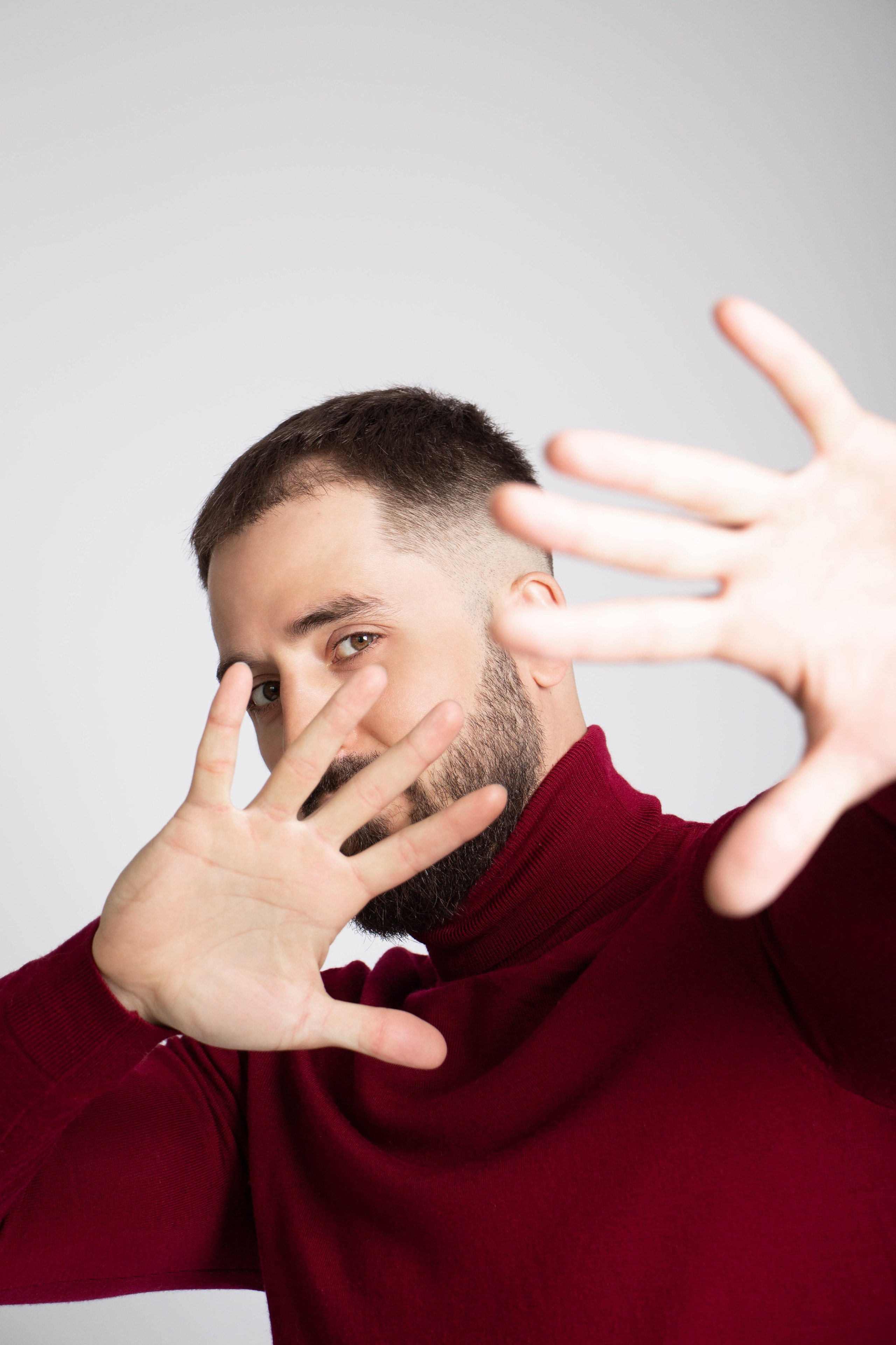 Артем бросает предметы. Нечехова Виктория