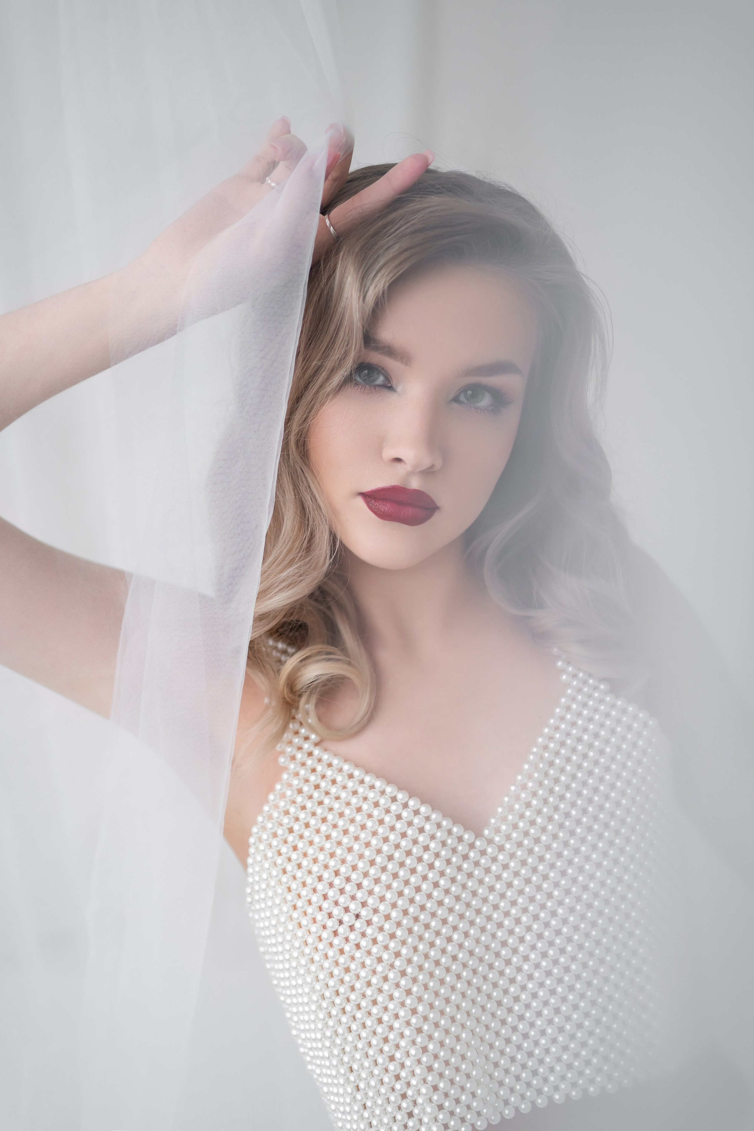 нежный портрет девушки в фотостудии