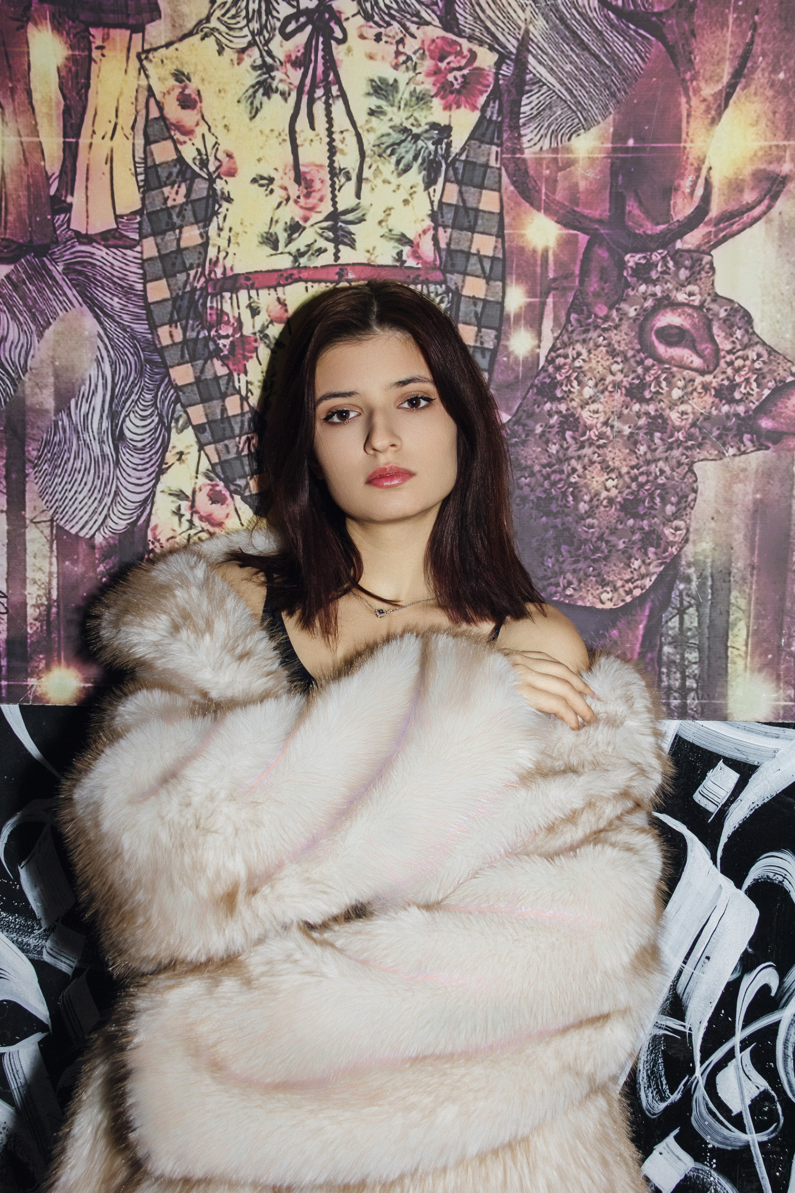 Девушка на лестнице. Главная