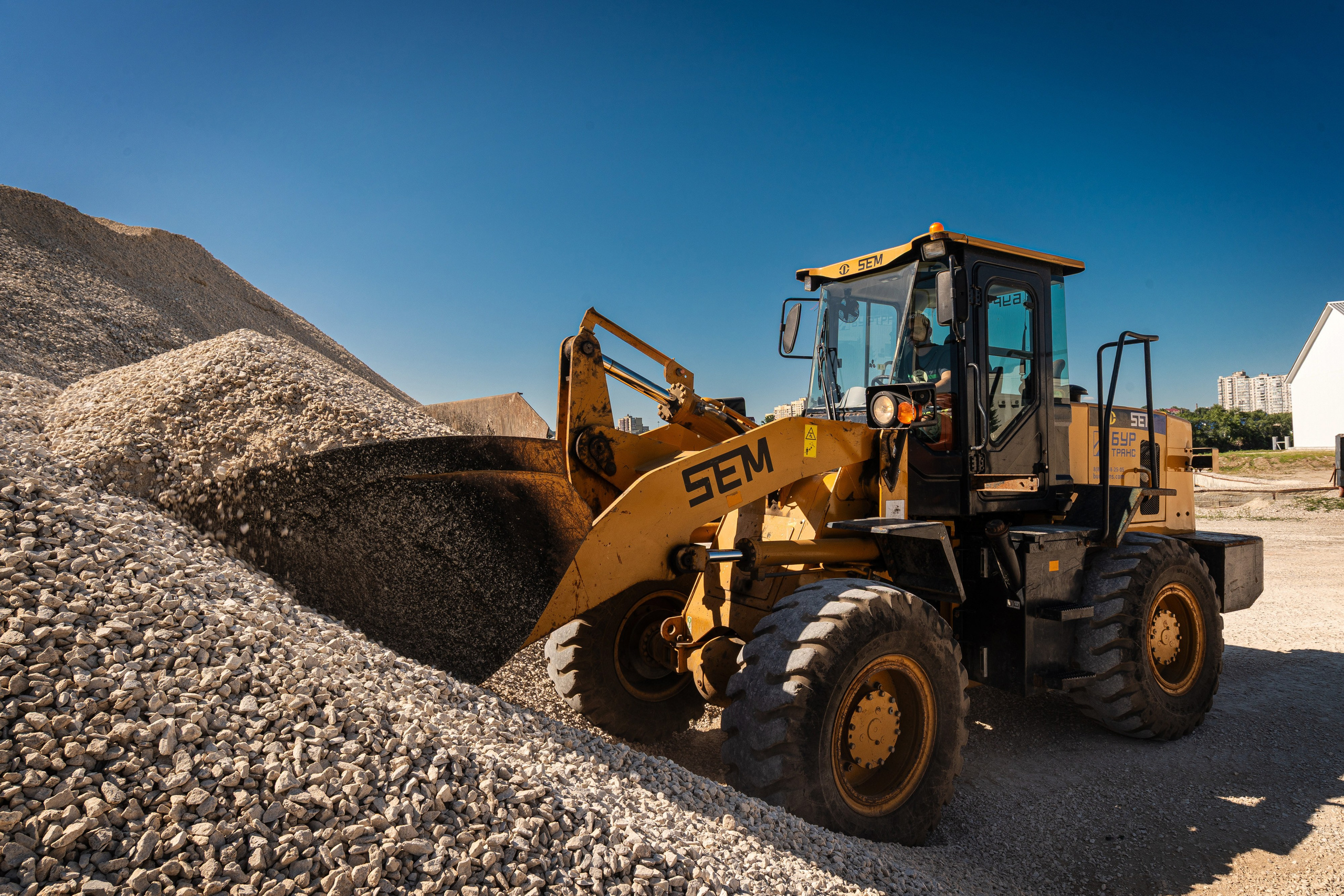 Экспертная работа погрузчика в карьере