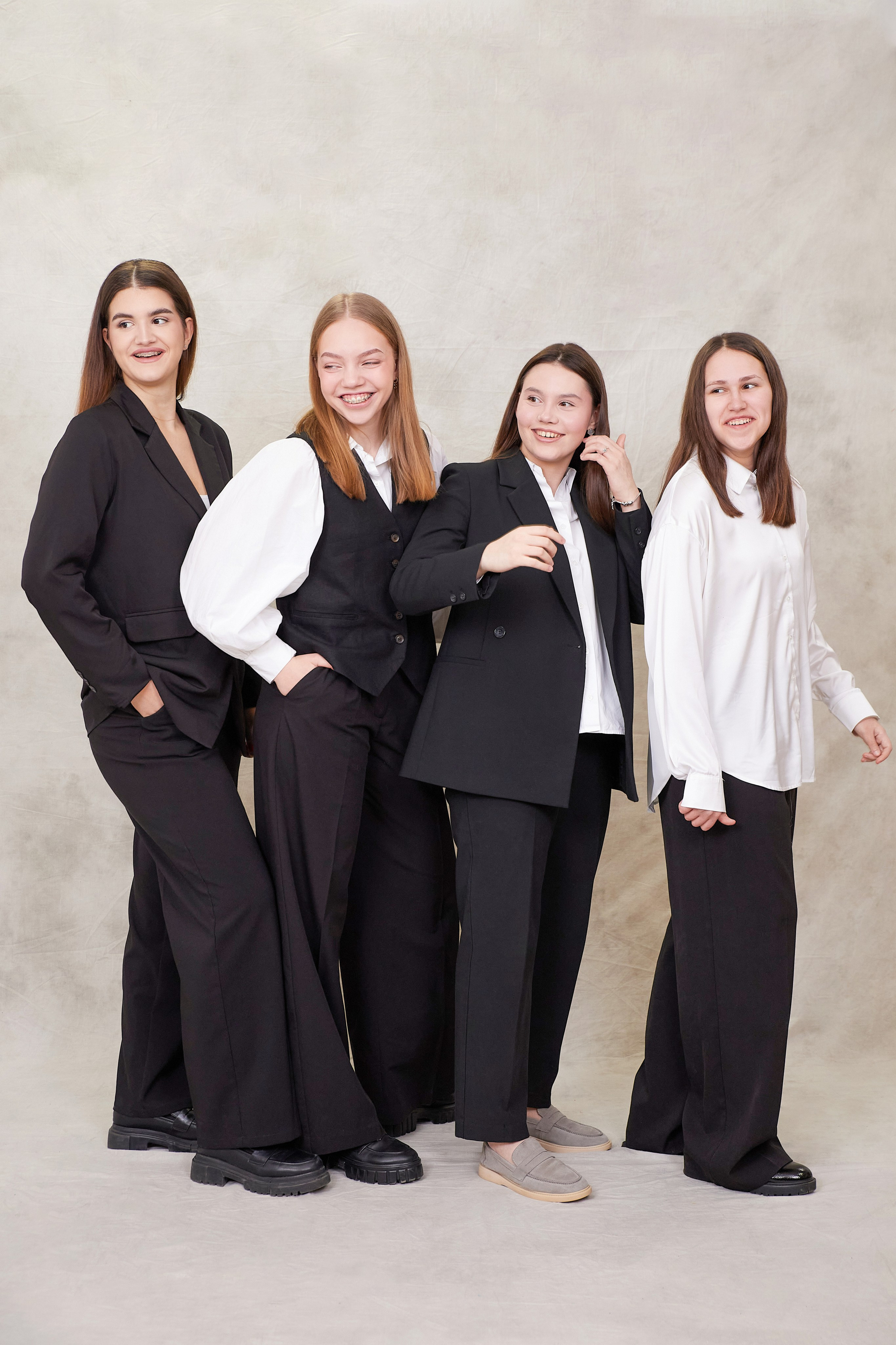 Стильный выпускной школьный альбом 9 и 11 класс «Классика» Тюмень. Выпускные альбомы в Тюмени для школ, садов, вузов спортивных секций